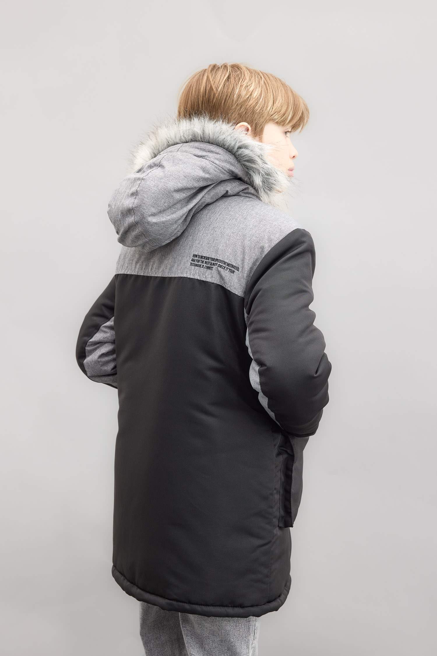 جاكيت اولادي بكابيشون قابل للإزالة بفرو صناعي