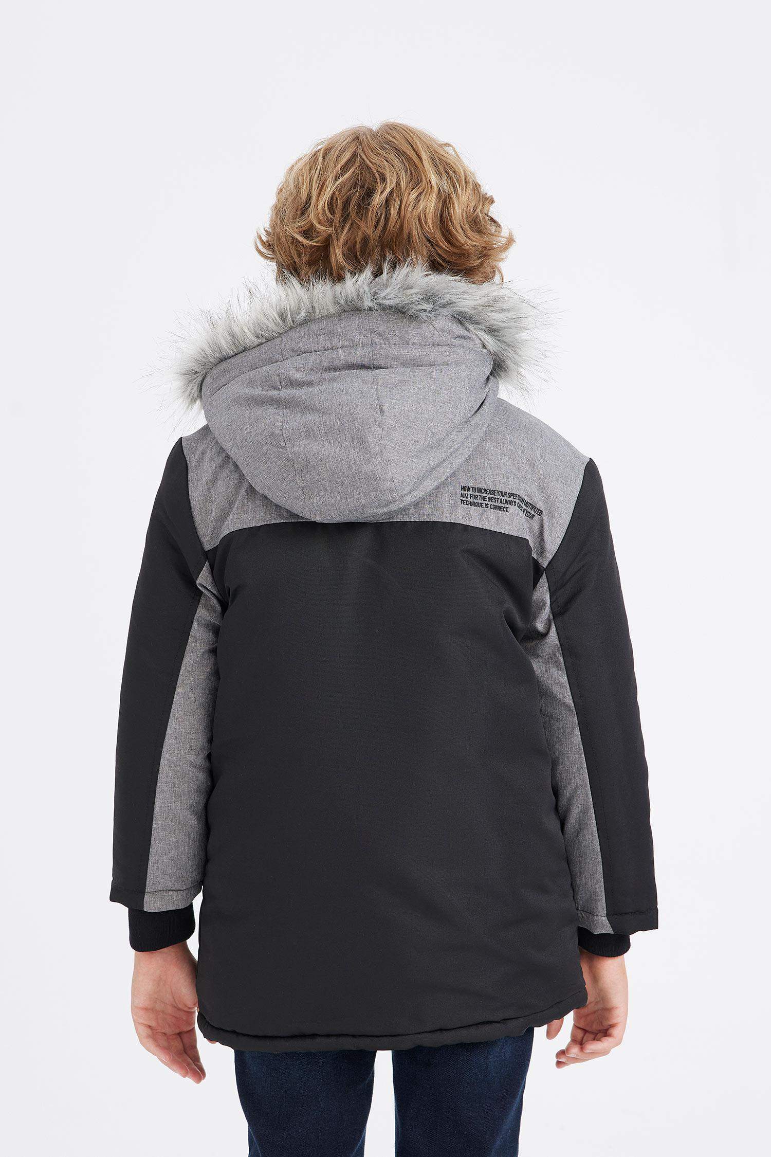 جاكيت اولادي بكابيشون قابل للإزالة بفرو صناعي