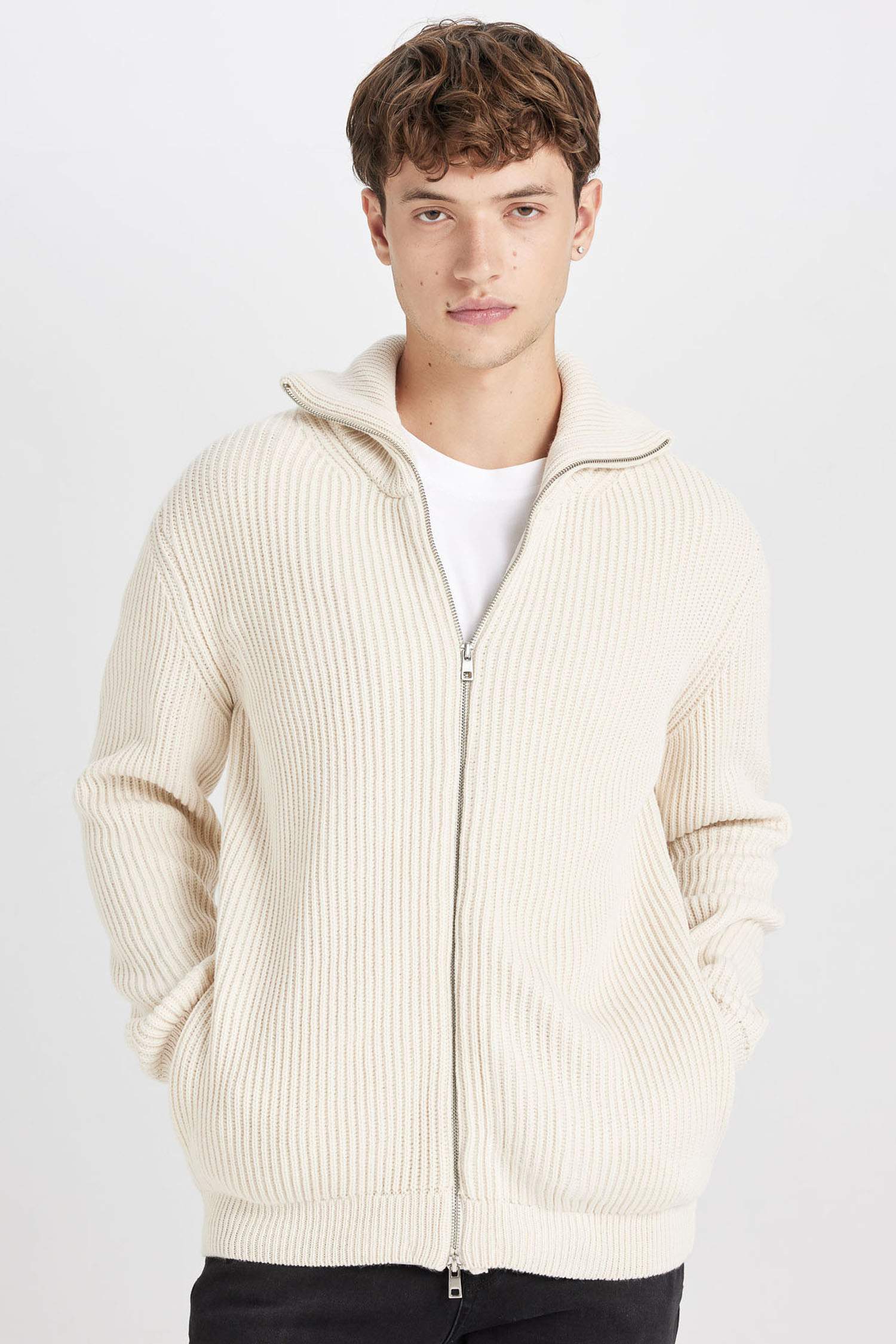 Standart Fit Normal Kesim Dik Yaka Fermuarlı Hırka