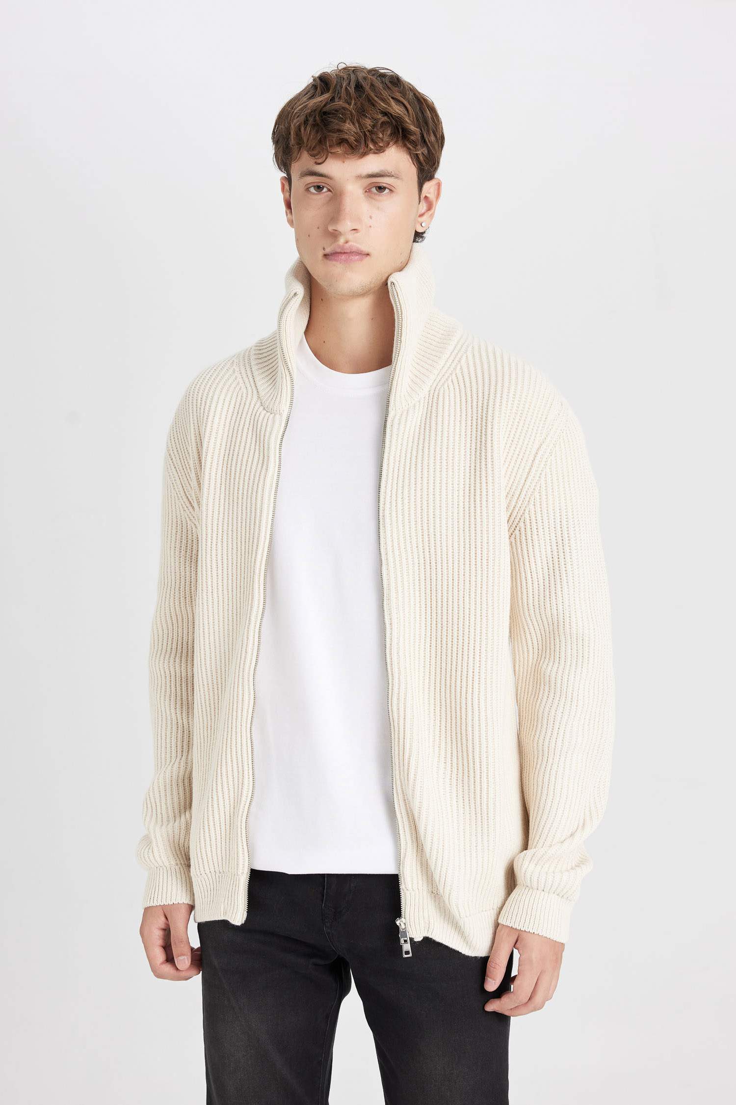 Standart Fit Normal Kesim Dik Yaka Fermuarlı Hırka