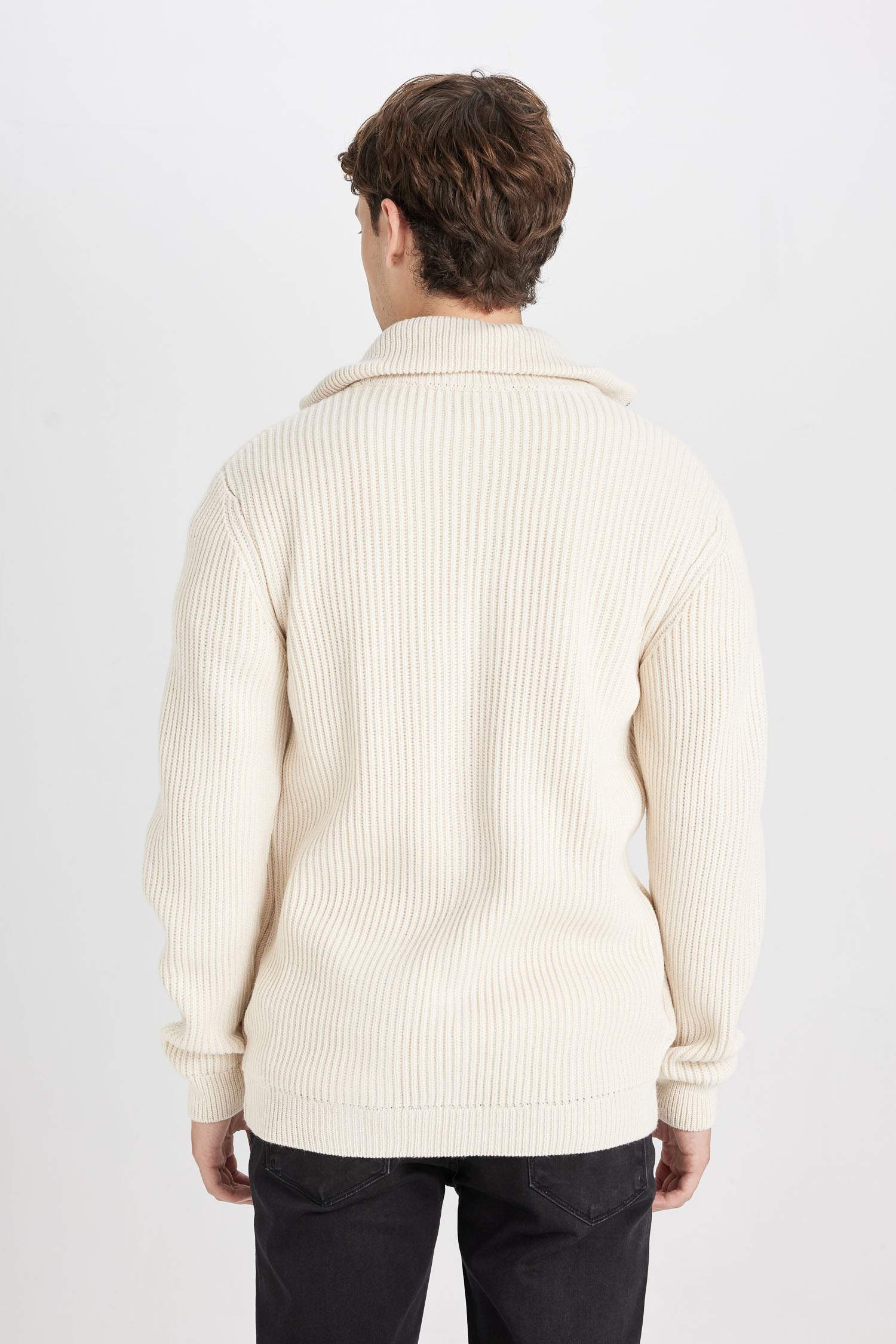 Standart Fit Normal Kesim Dik Yaka Fermuarlı Hırka