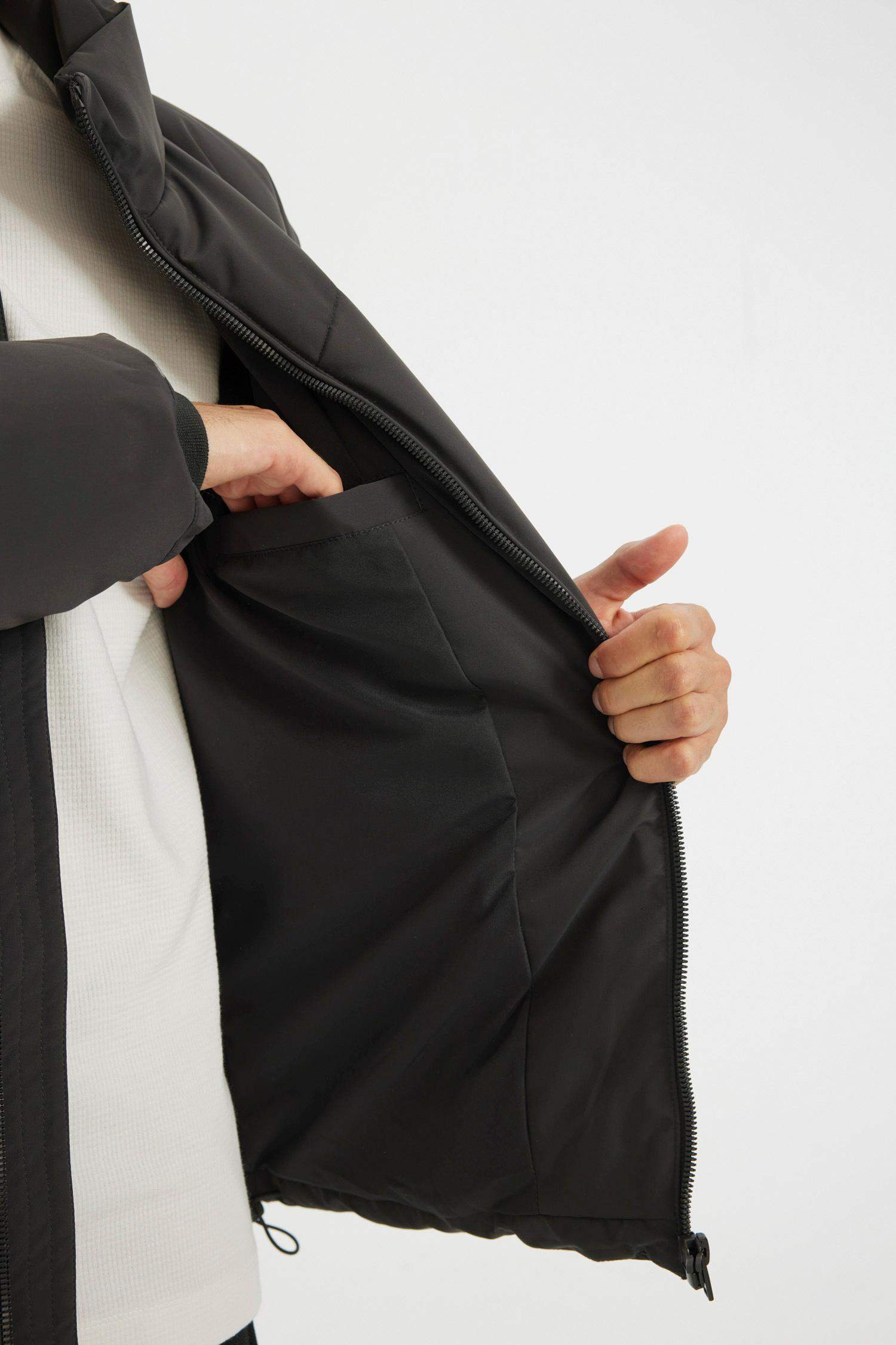 Slim Fit Stand Collar Zippered Pocketed Puffer Jacket