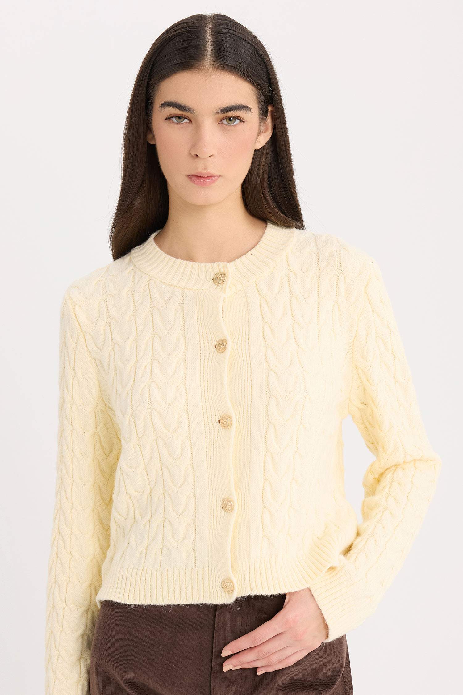 جاكيت تريكو قصة عادية بياخة مستديرة