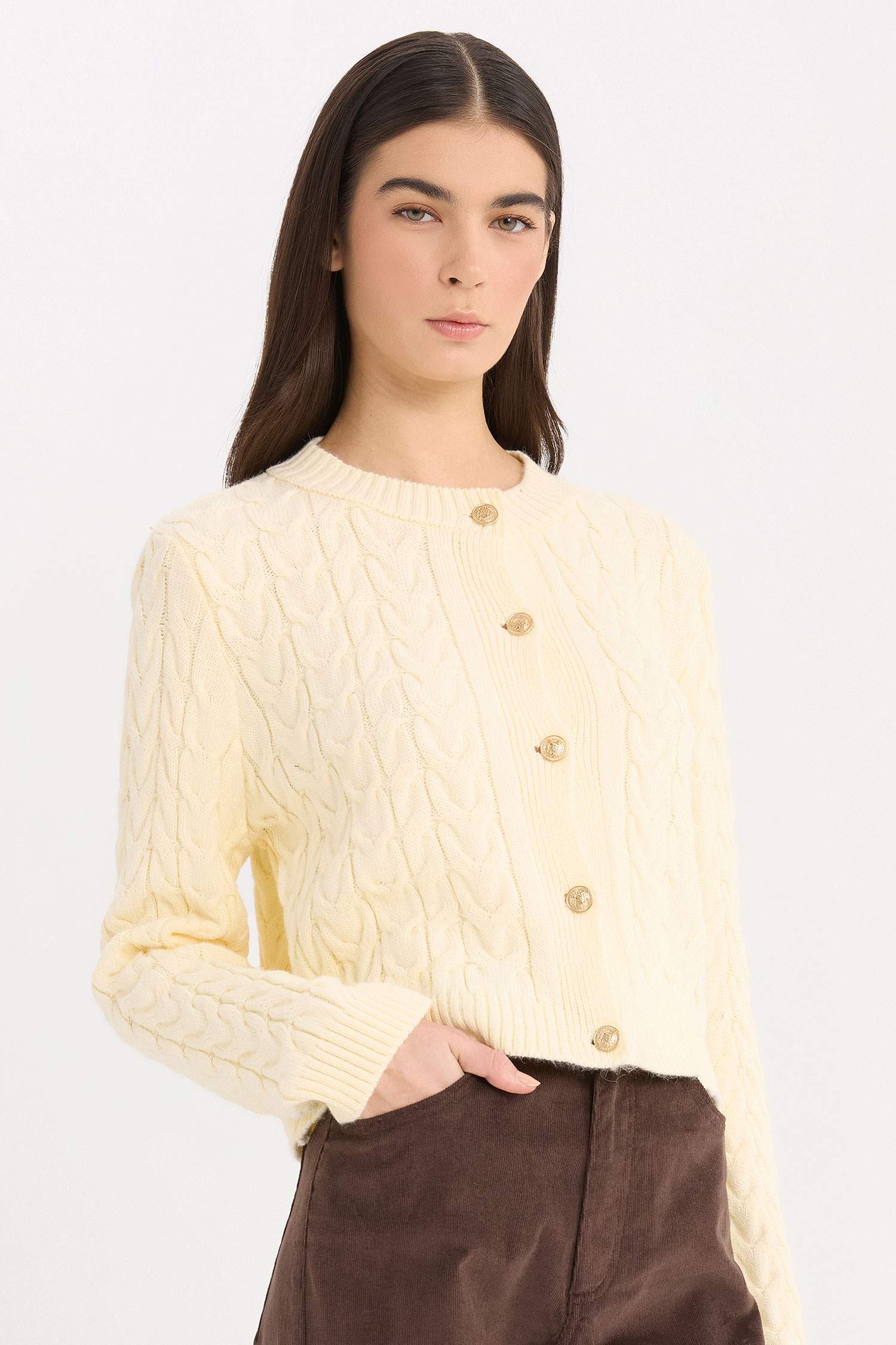 جاكيت تريكو قصة عادية بياخة مستديرة