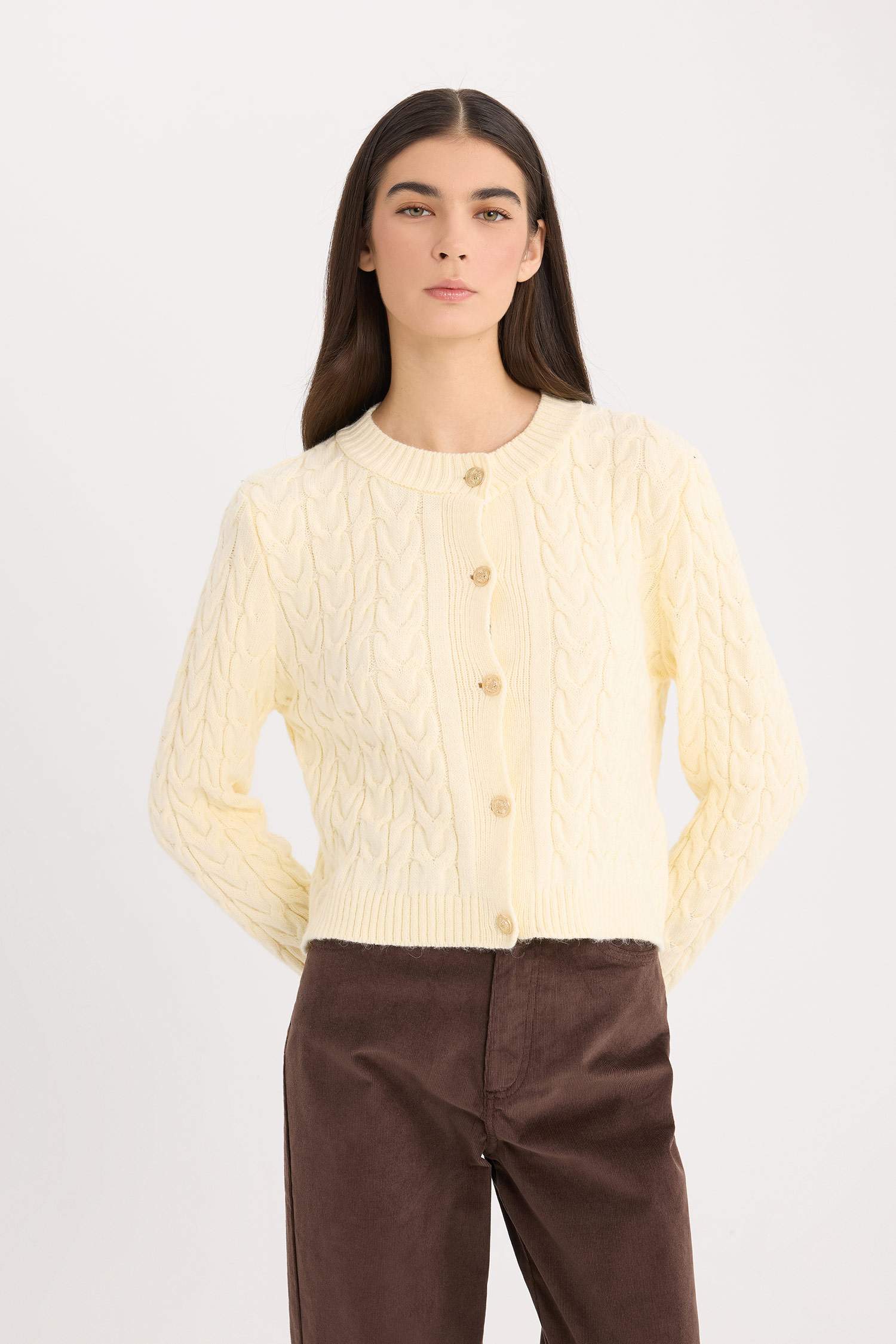 جاكيت تريكو قصة عادية بياخة مستديرة