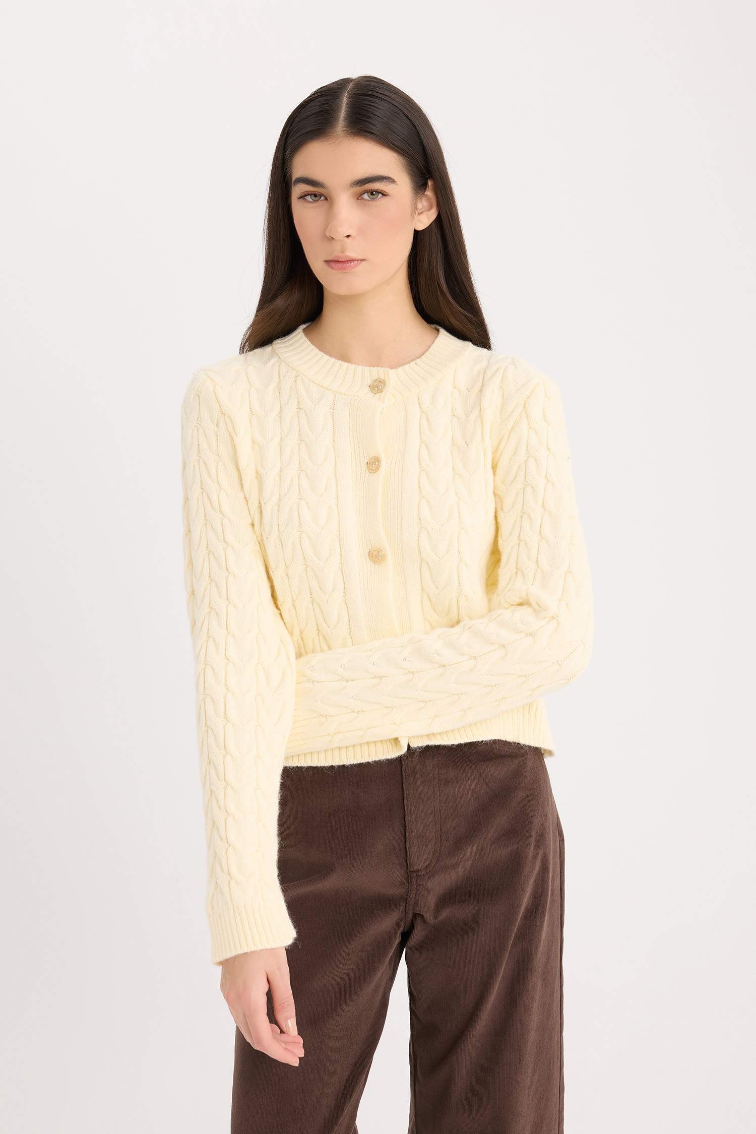 جاكيت تريكو قصة عادية بياخة مستديرة