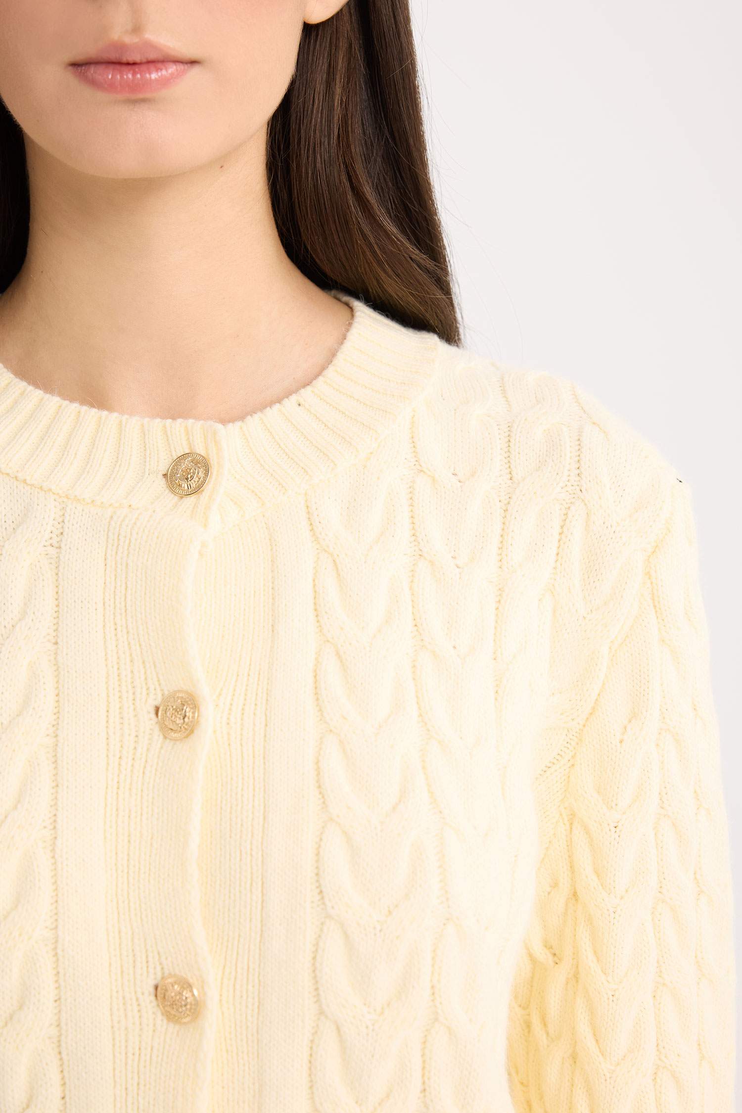 جاكيت تريكو قصة عادية بياخة مستديرة