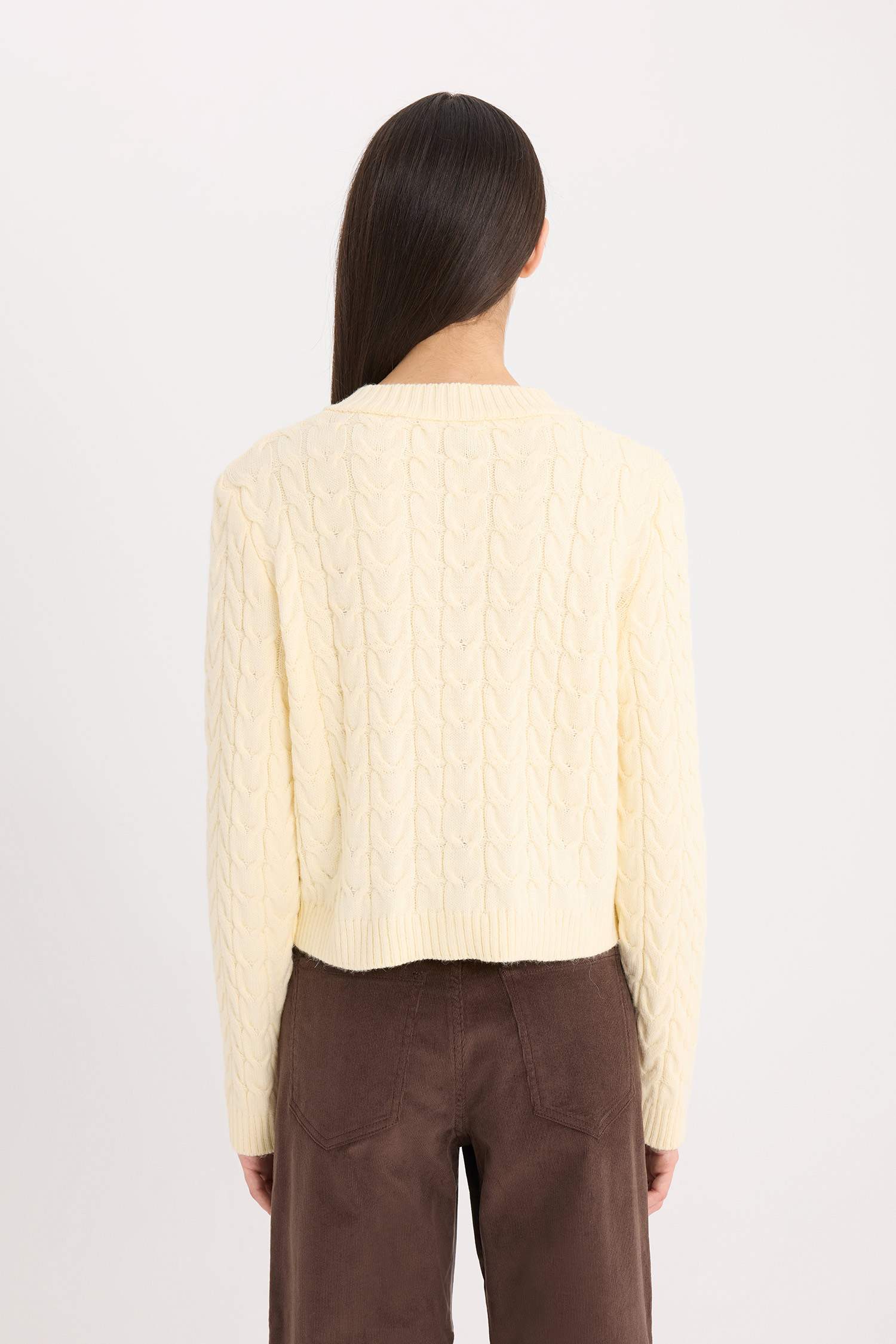 جاكيت تريكو قصة عادية بياخة مستديرة