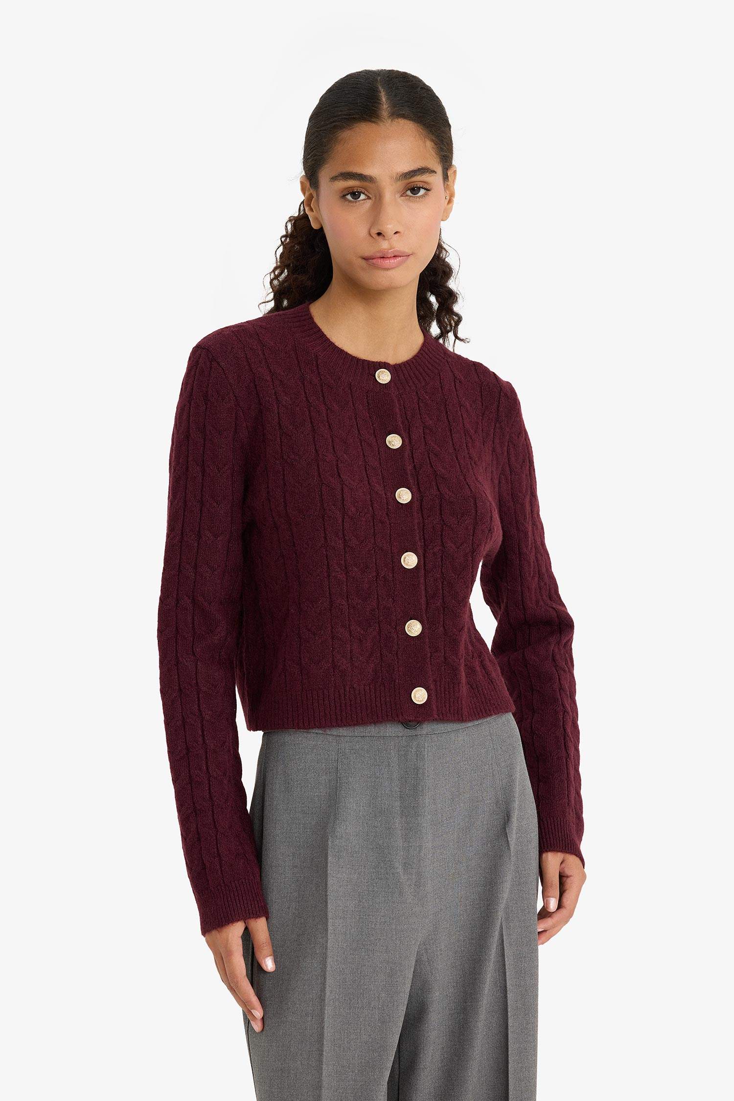 جاكيت تريكو قصة عادية بياخة مستديرة