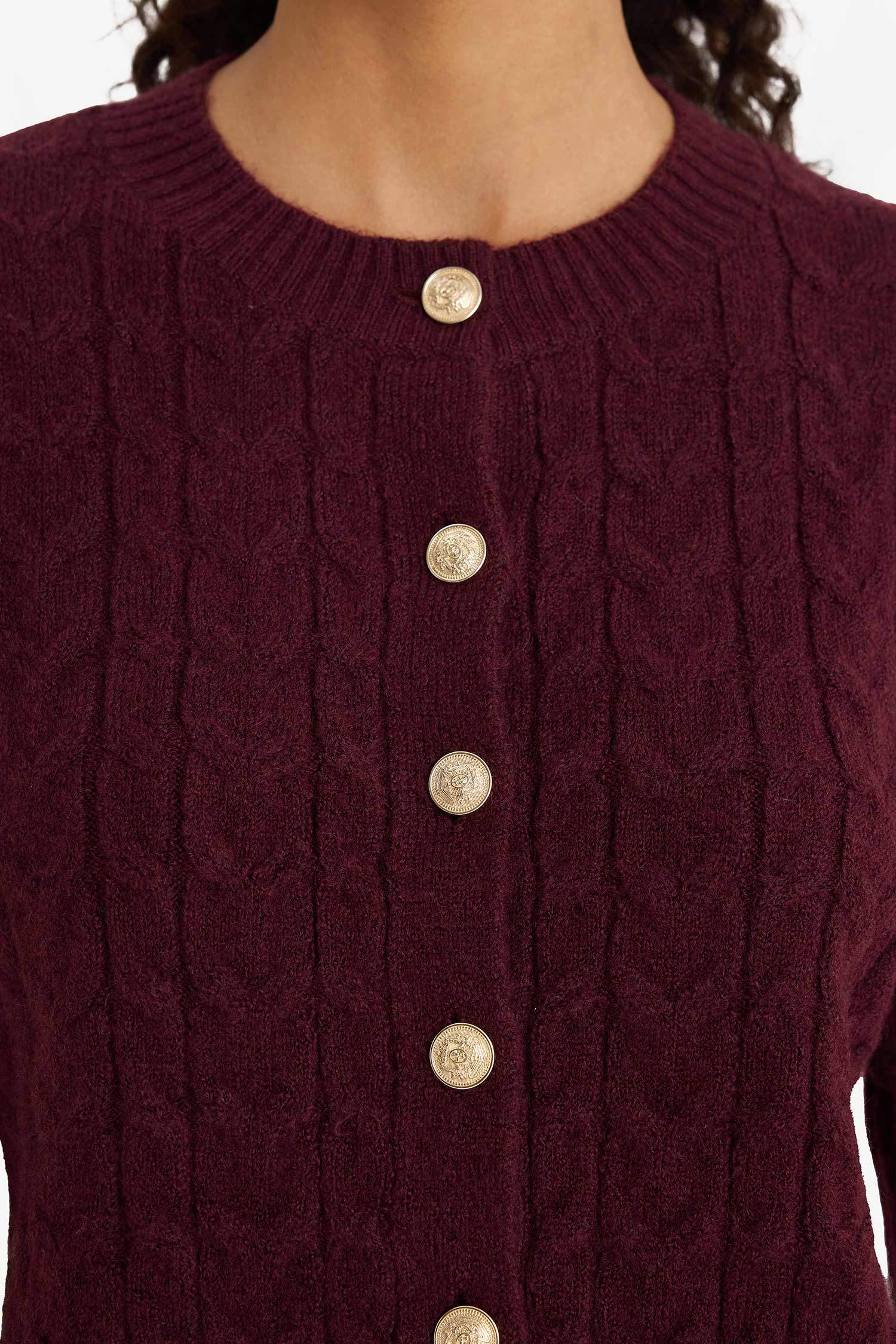 جاكيت تريكو قصة عادية بياخة مستديرة