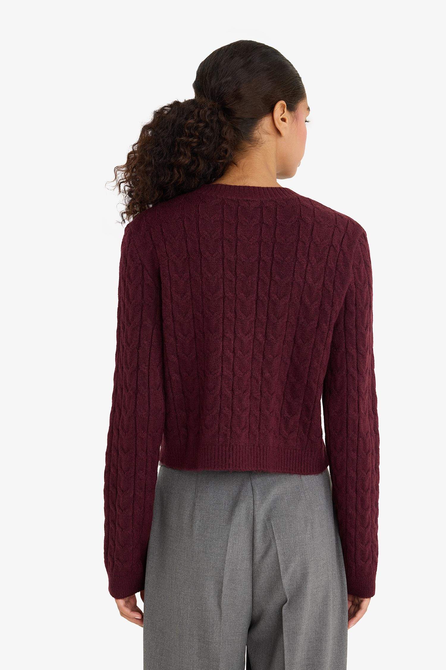 جاكيت تريكو قصة عادية بياخة مستديرة