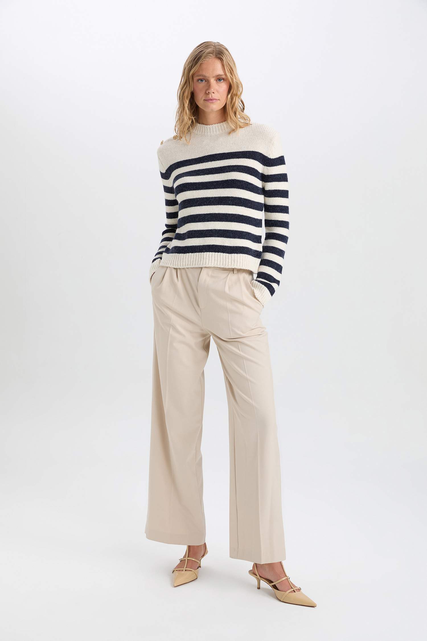 Свитер стандартного кроя с круглым вырезом в полоску