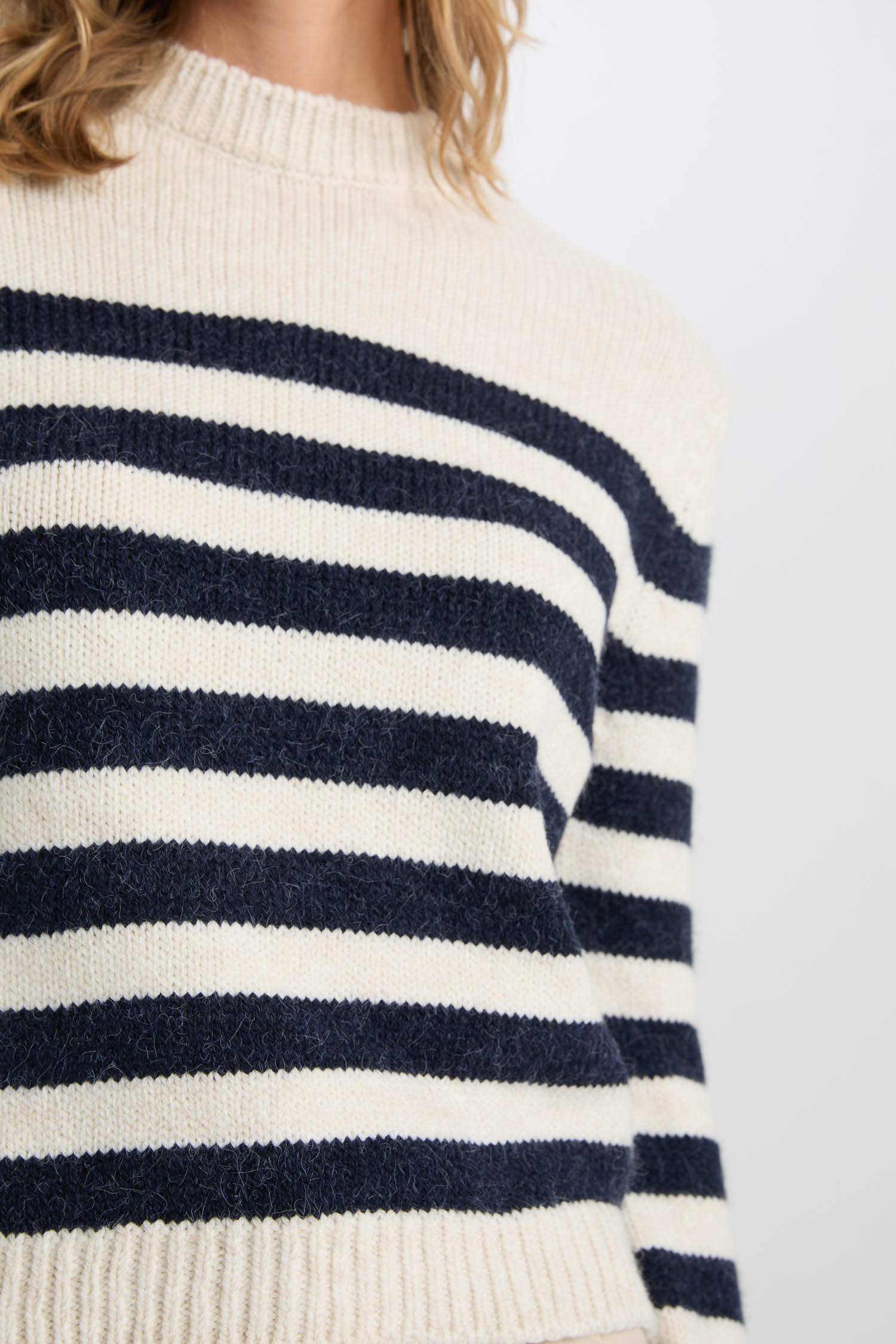 Свитер стандартного кроя с круглым вырезом в полоску