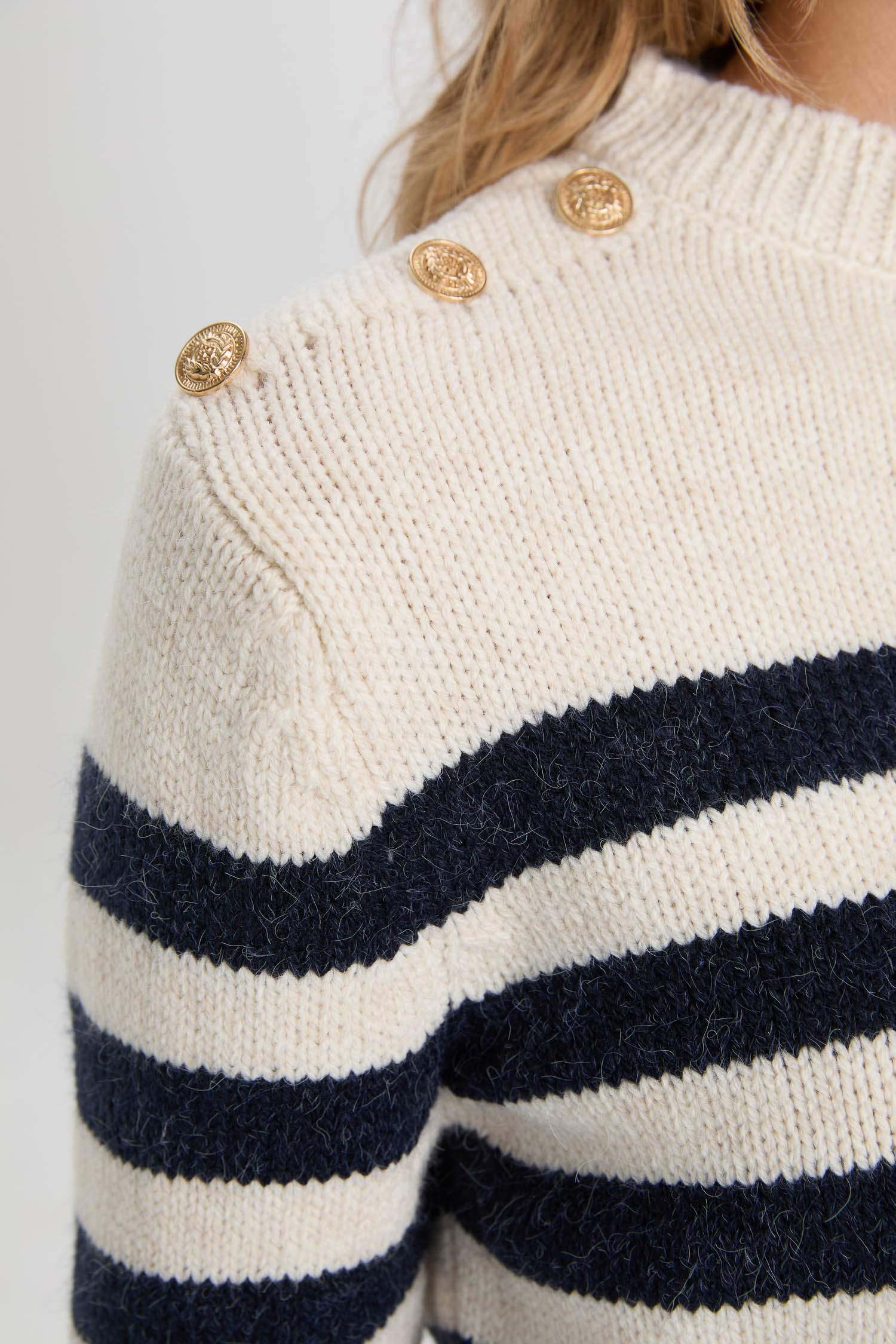 Свитер стандартного кроя с круглым вырезом в полоску