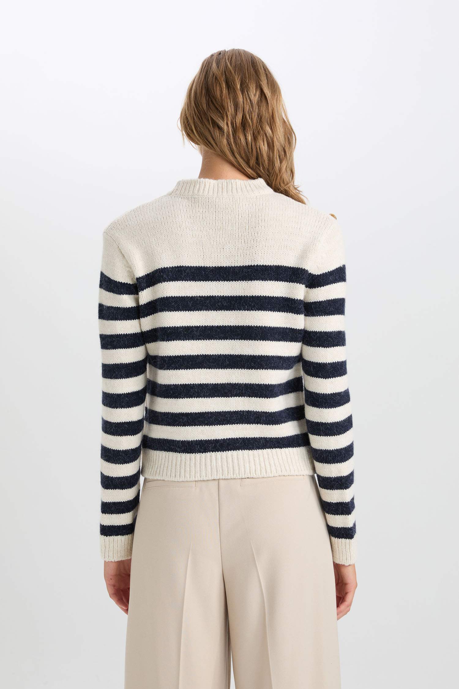 Свитер стандартного кроя с круглым вырезом в полоску