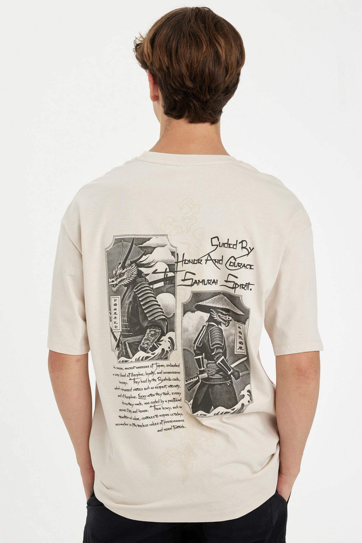 Футболка квадратного кроя с круглым вырезом и принтом