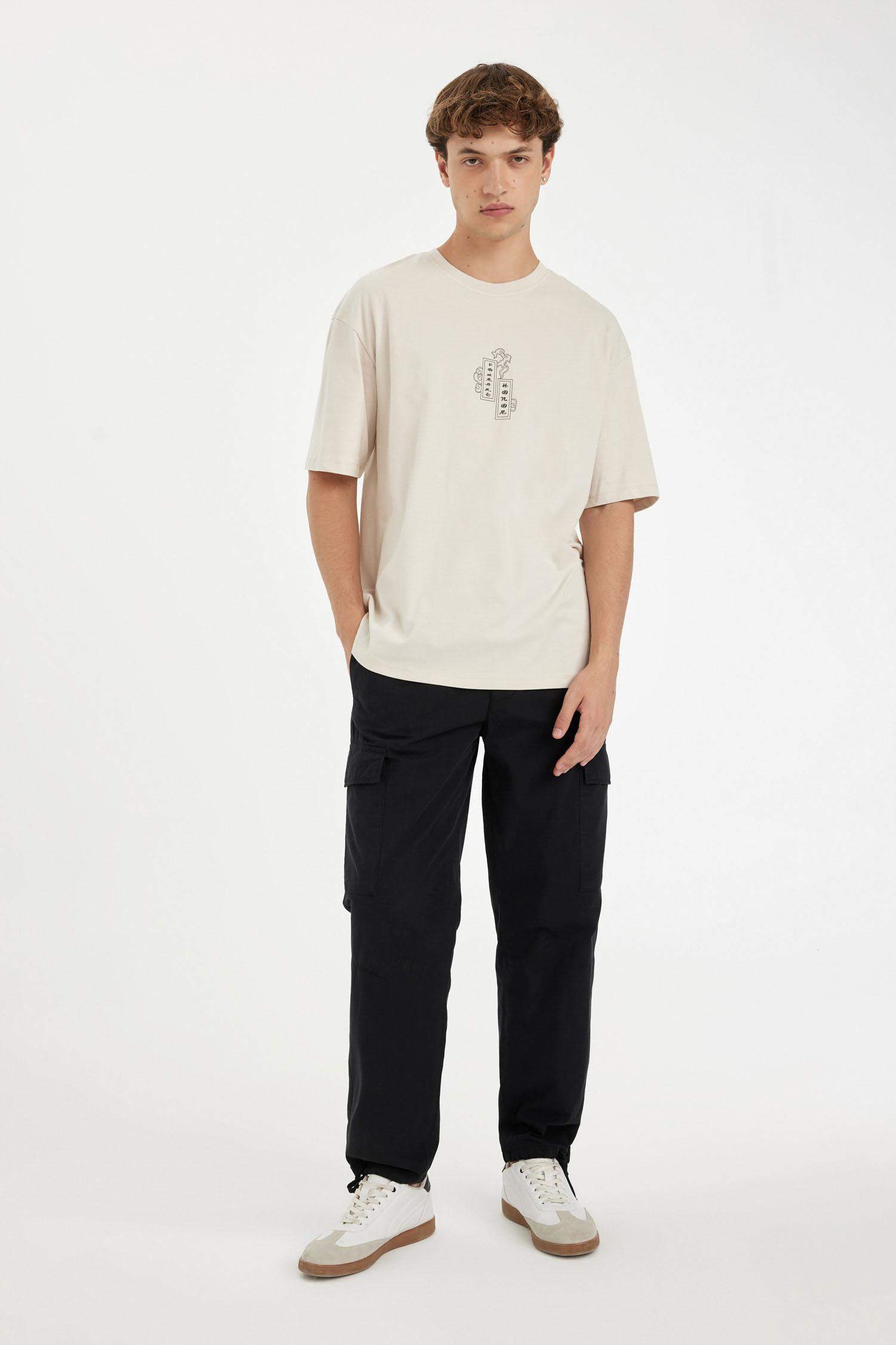 Футболка квадратного кроя с круглым вырезом и принтом