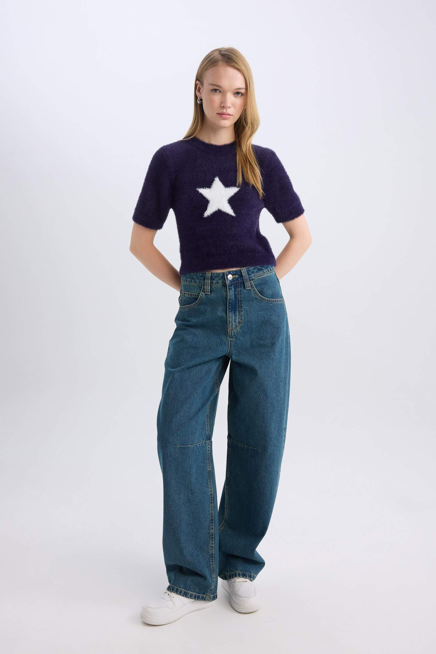 بلوفر تريكو سليم فيت برقبة مستديرة بطبعة نجم