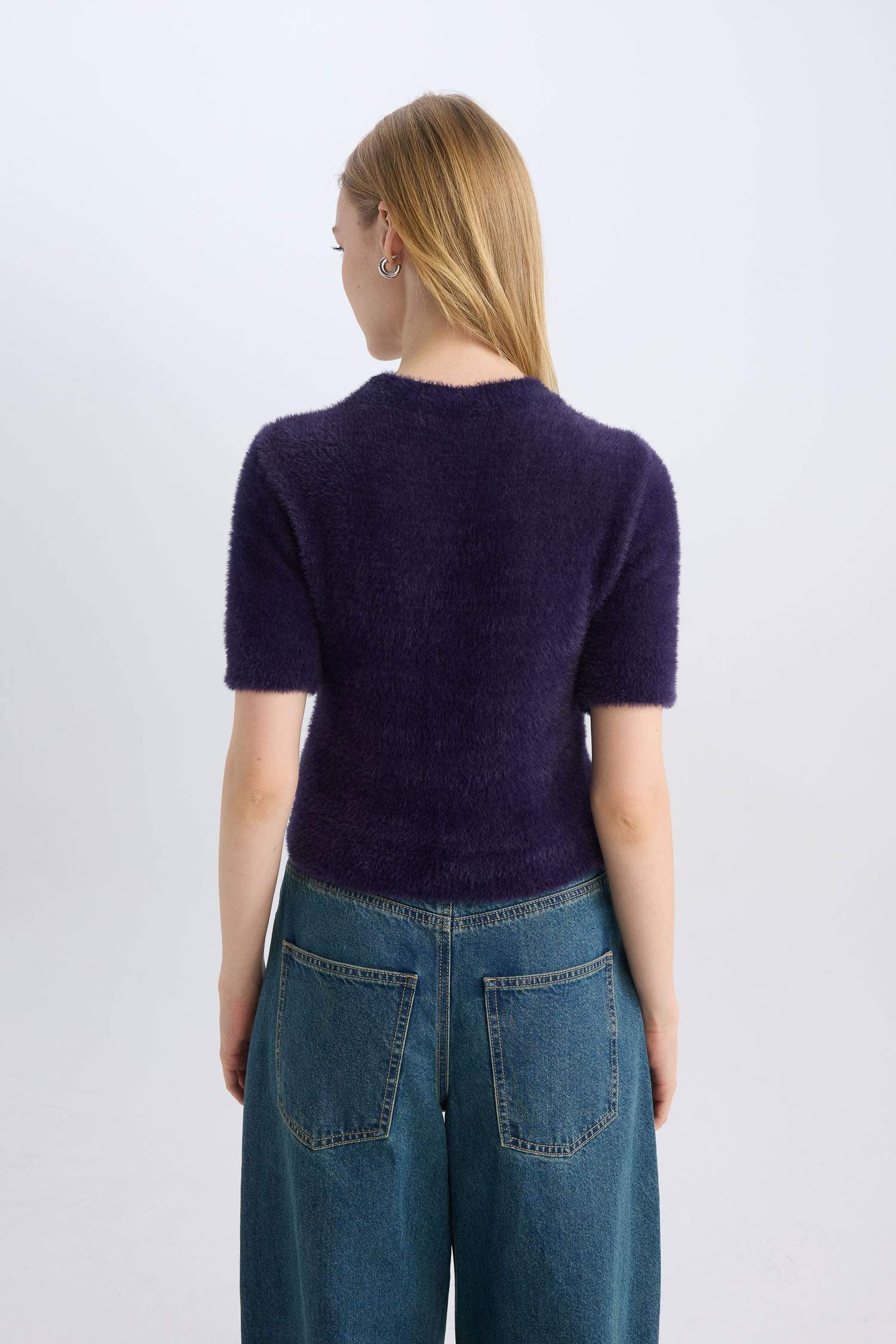 بلوفر تريكو سليم فيت برقبة مستديرة بطبعة نجم