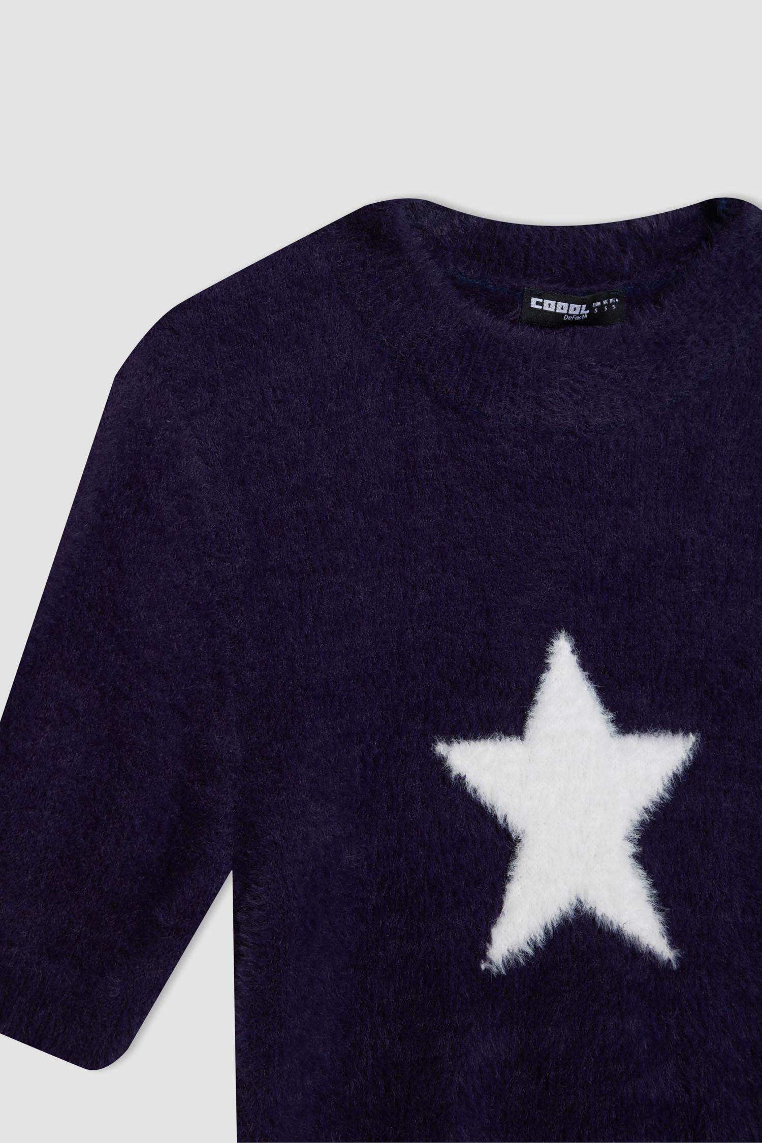 بلوفر تريكو سليم فيت برقبة مستديرة بطبعة نجم