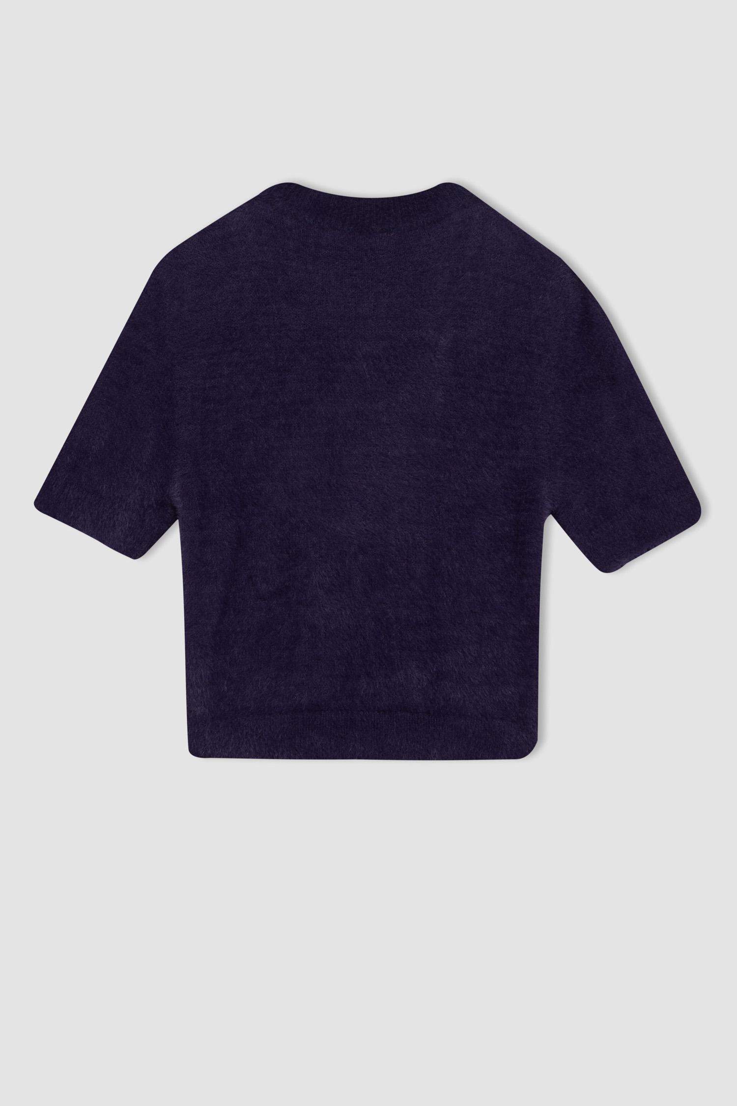 بلوفر تريكو سليم فيت برقبة مستديرة بطبعة نجم