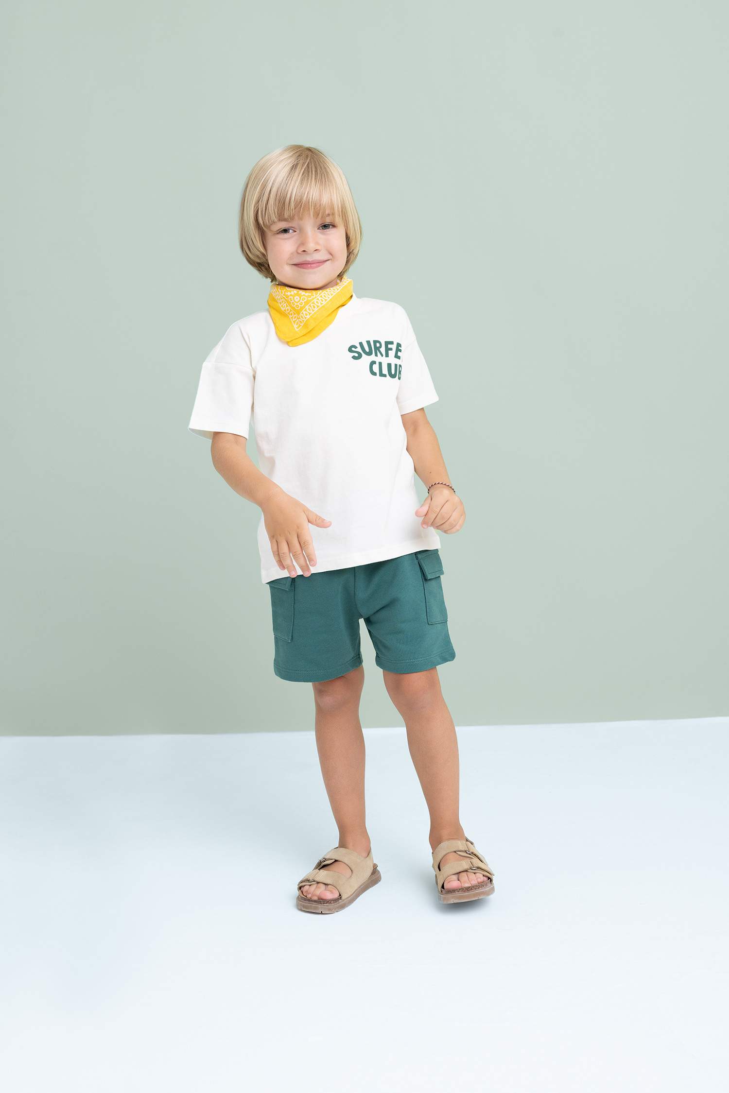 تيشيرت ولادي بطبعة شعار قصة عادية