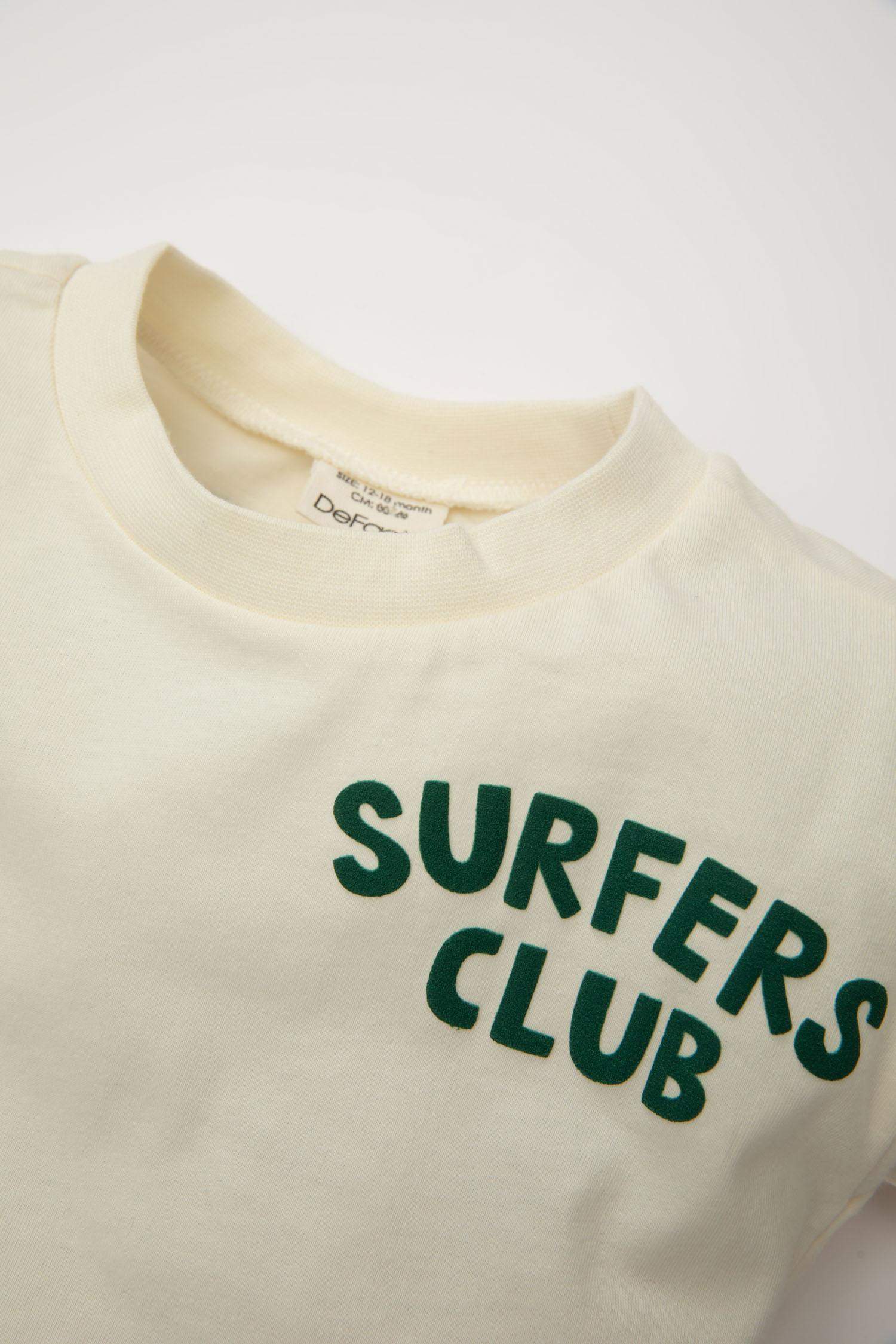 تيشيرت ولادي بطبعة شعار قصة عادية