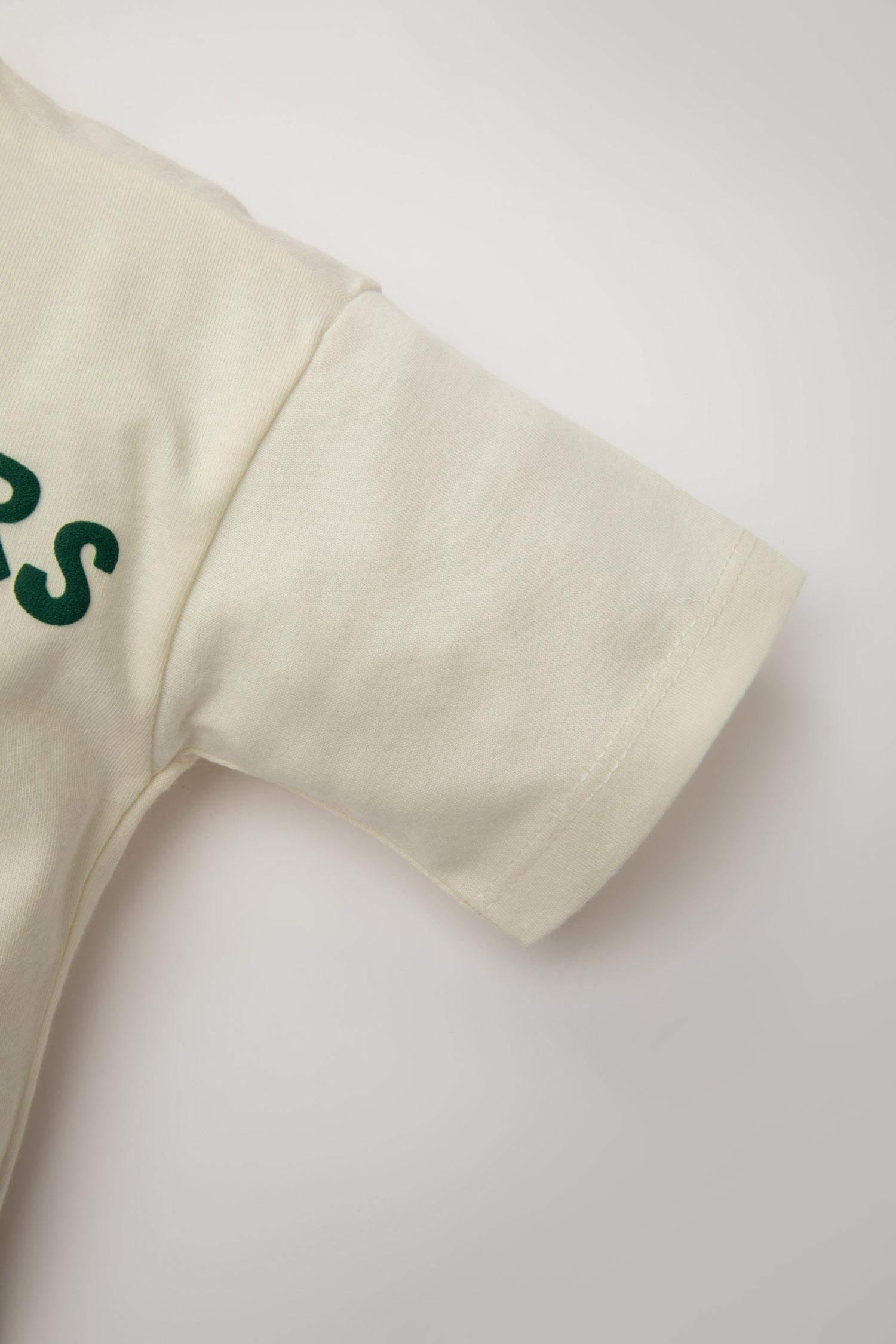 تيشيرت ولادي بطبعة شعار قصة عادية