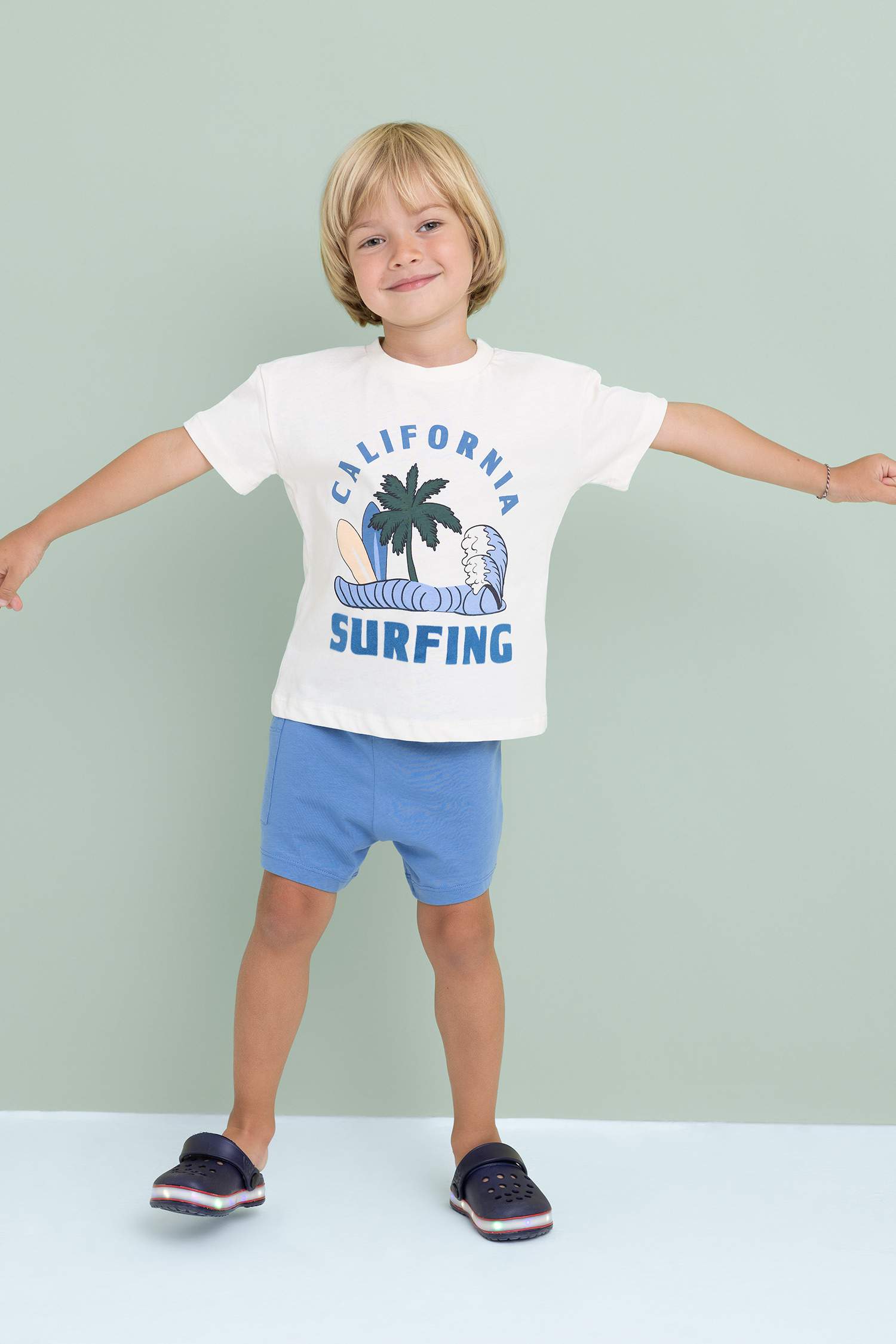 طقم ولادي تيشيرت وشورت بطبعة شعار - قطعتين