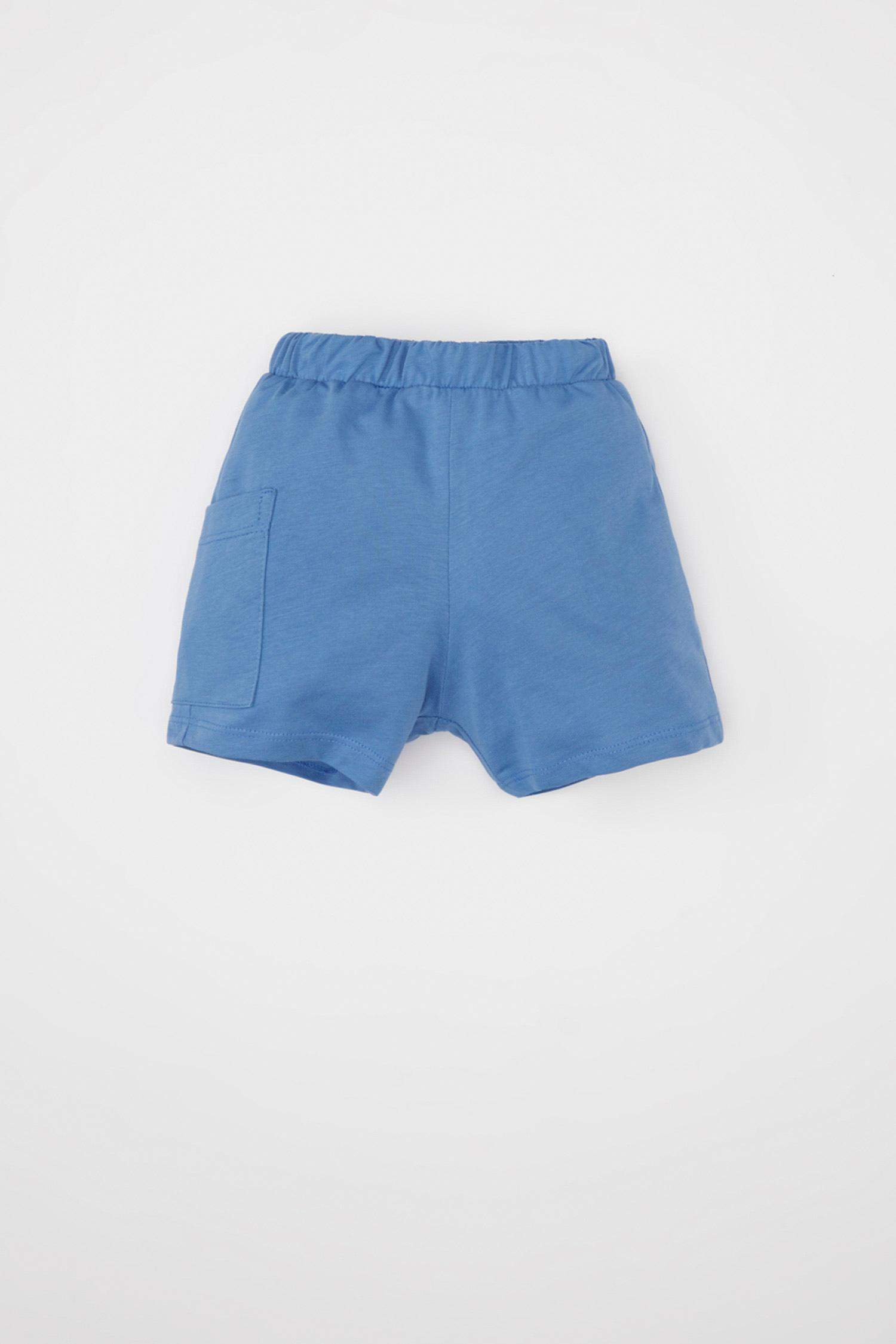 طقم ولادي تيشيرت وشورت بطبعة شعار - قطعتين