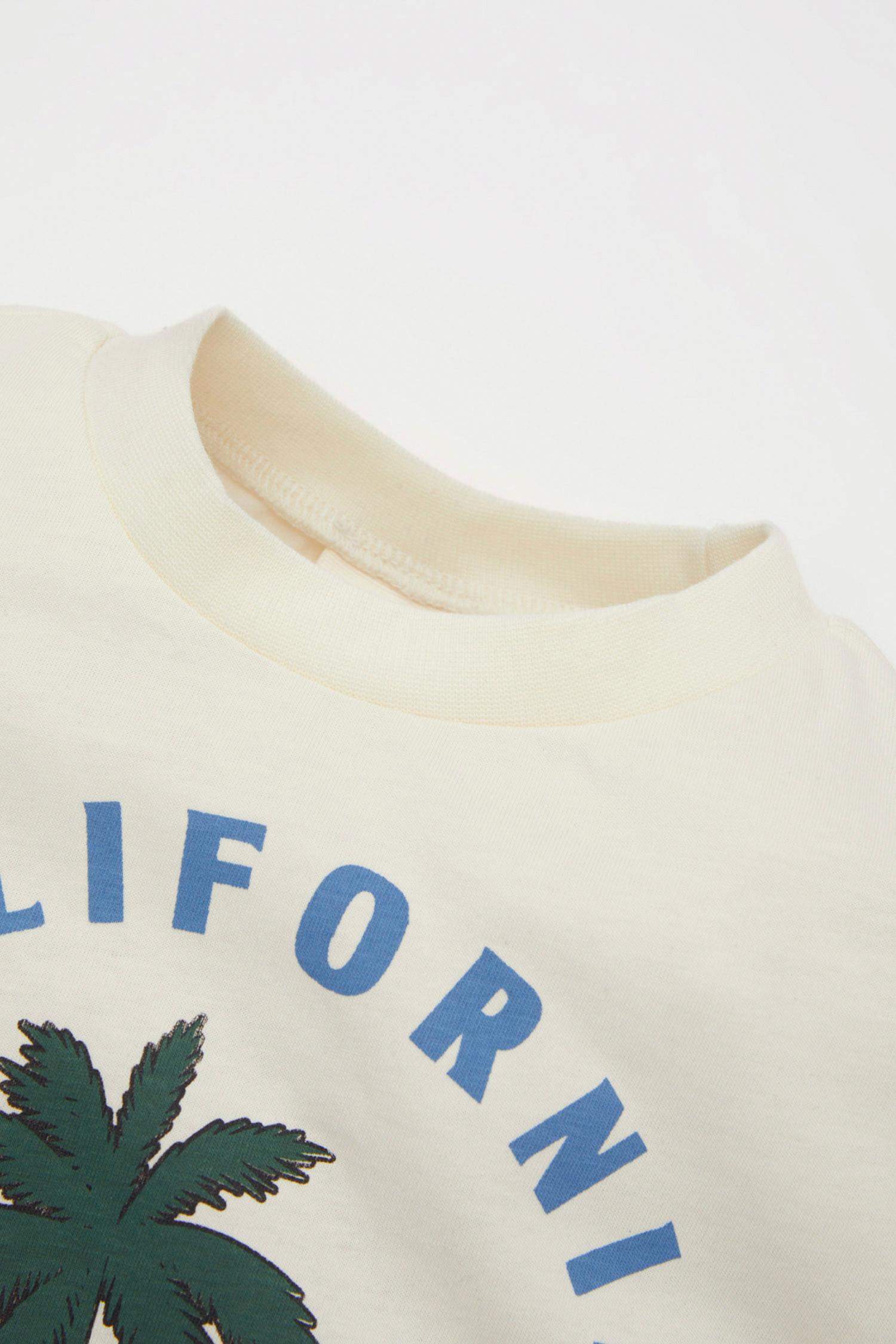 طقم ولادي تيشيرت وشورت بطبعة شعار - قطعتين