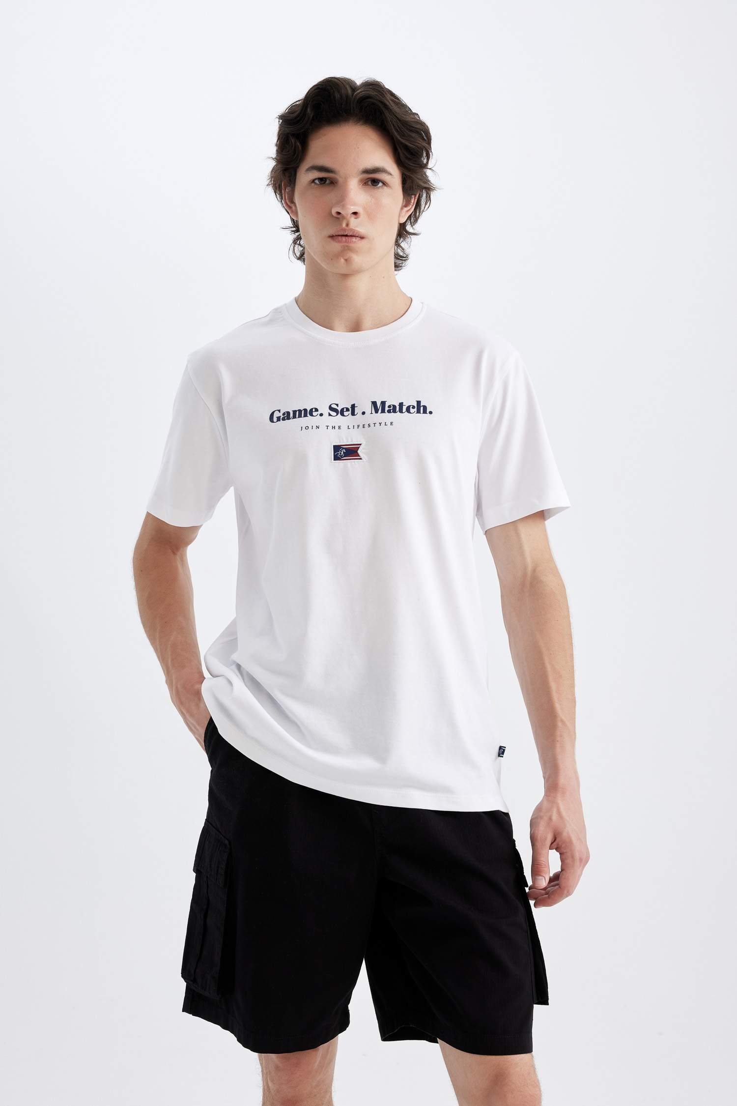 تيشيرت نص كم قصة عادية برقبة مستديرة