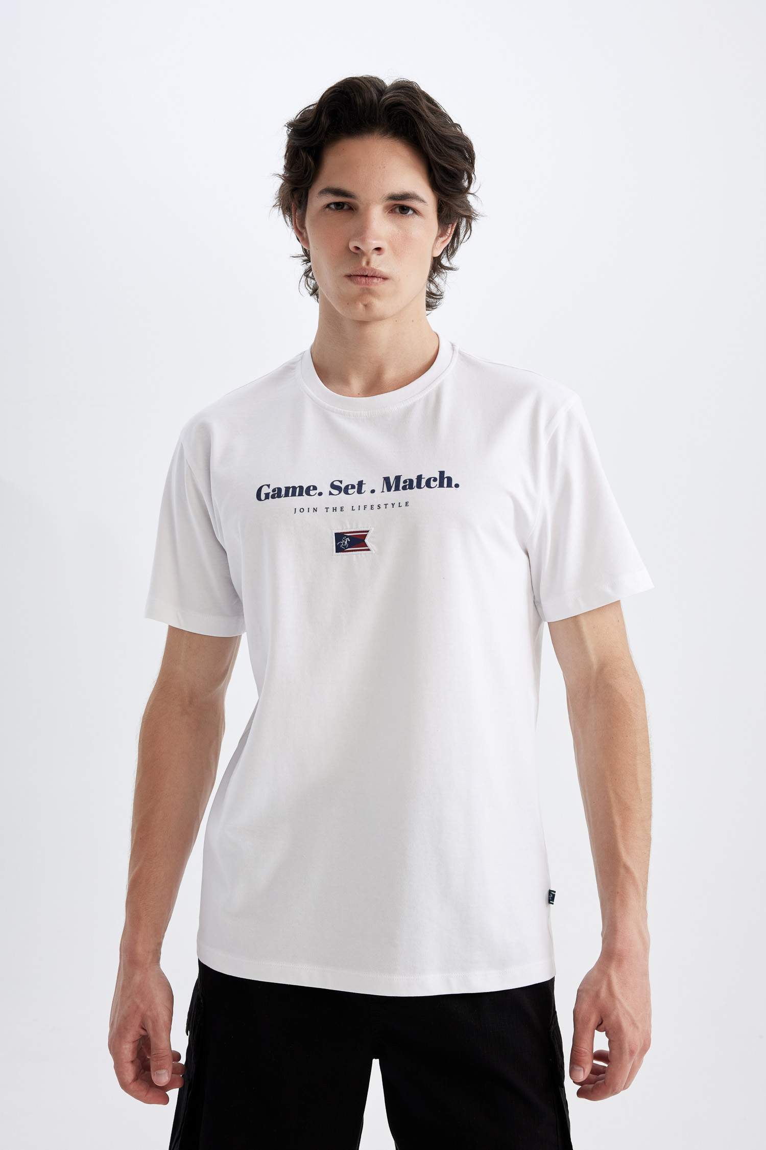 تيشيرت نص كم قصة عادية برقبة مستديرة