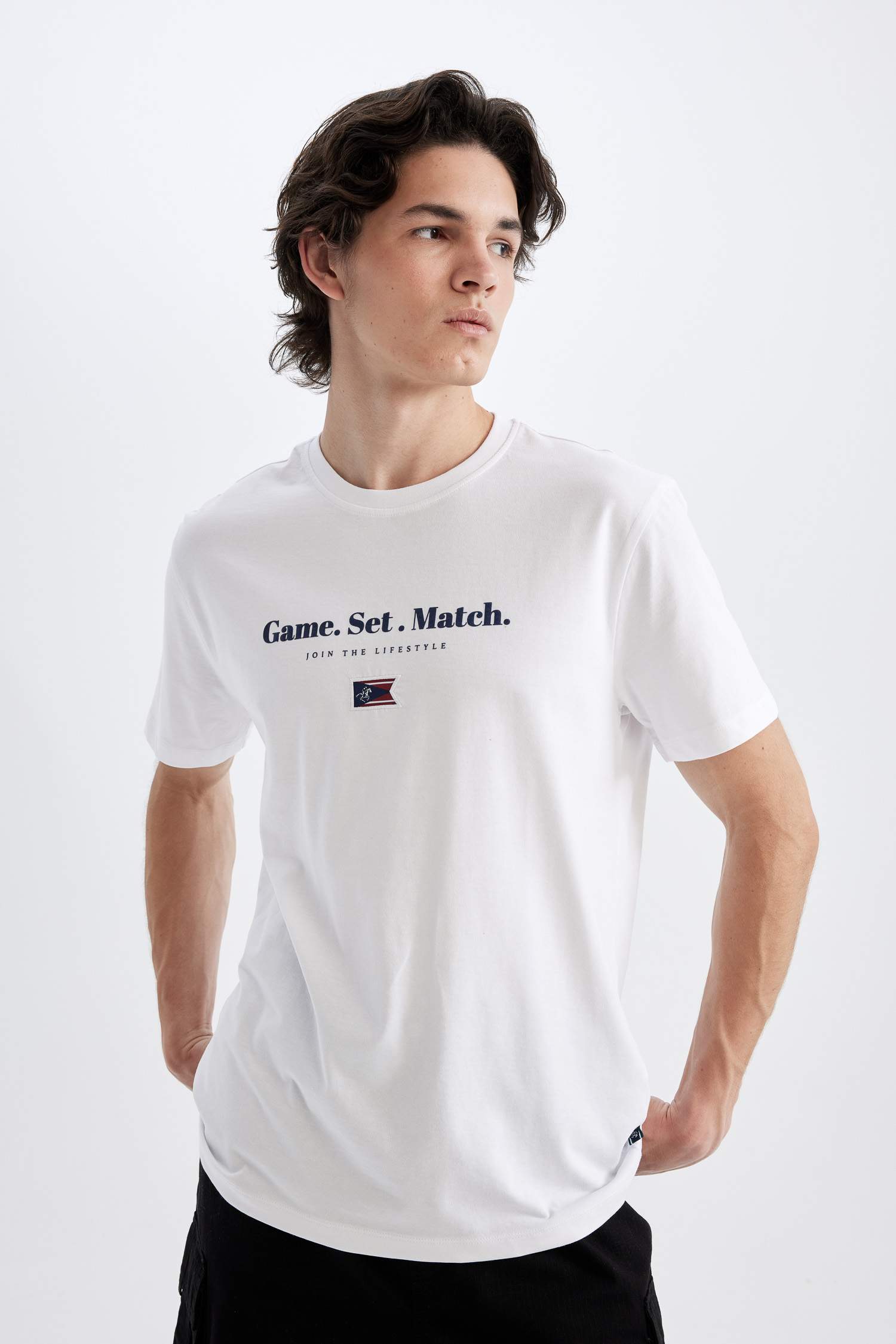 تيشيرت نص كم قصة عادية برقبة مستديرة