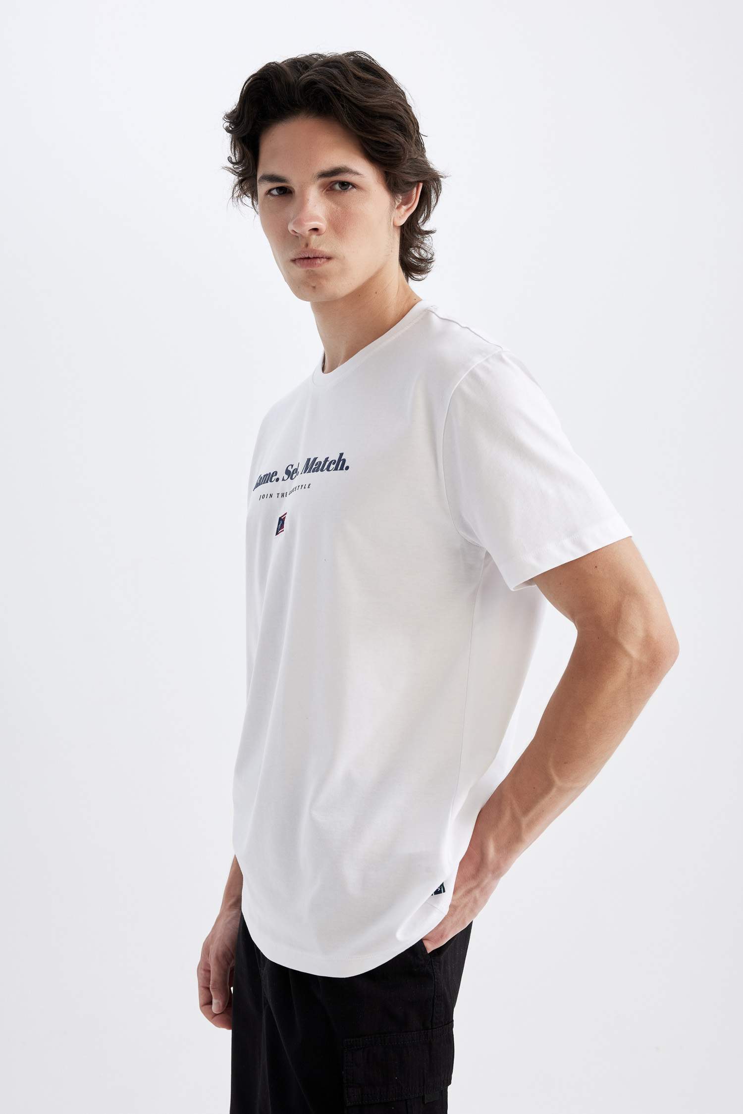 تيشيرت نص كم قصة عادية برقبة مستديرة