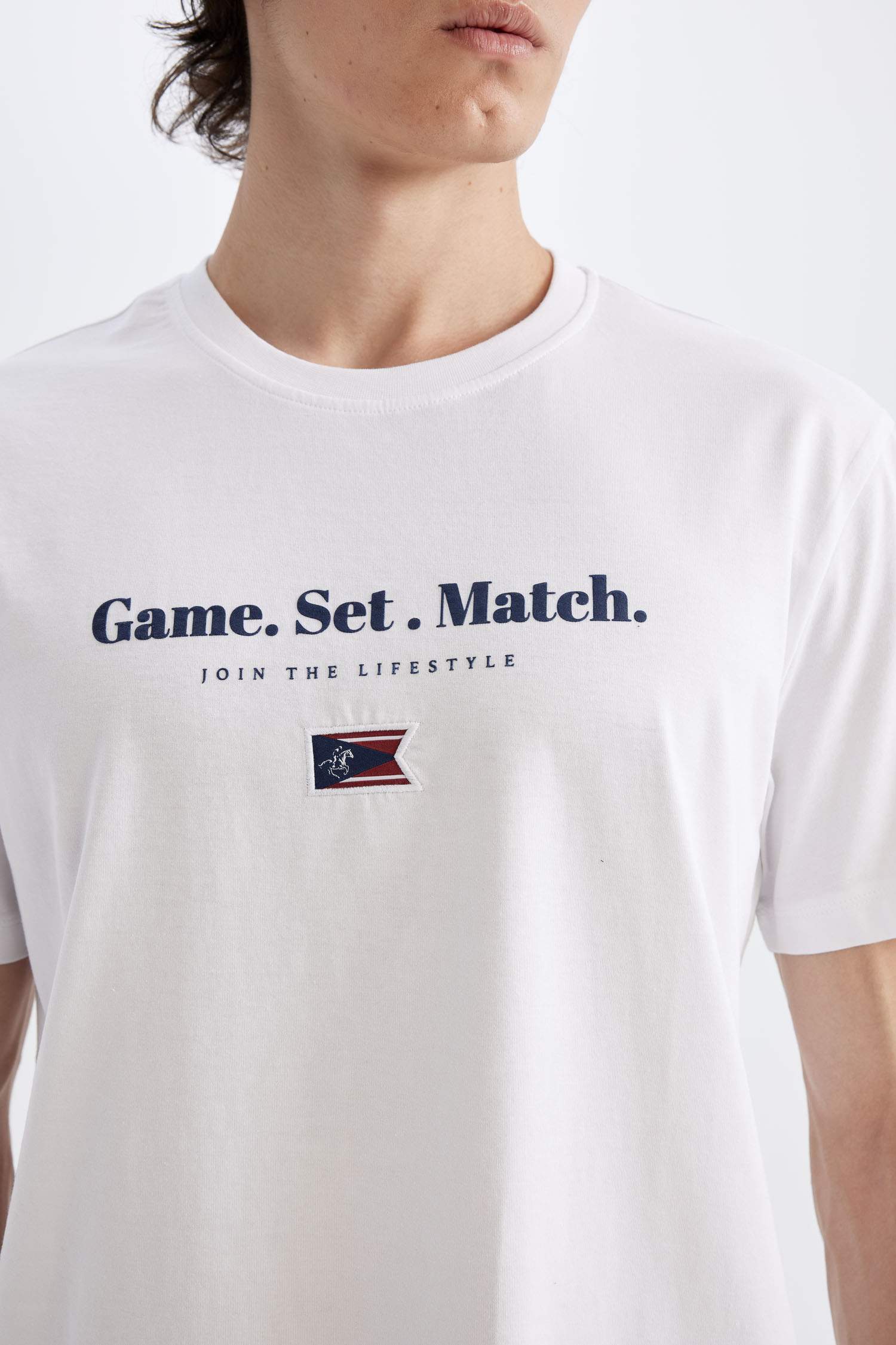 تيشيرت نص كم قصة عادية برقبة مستديرة