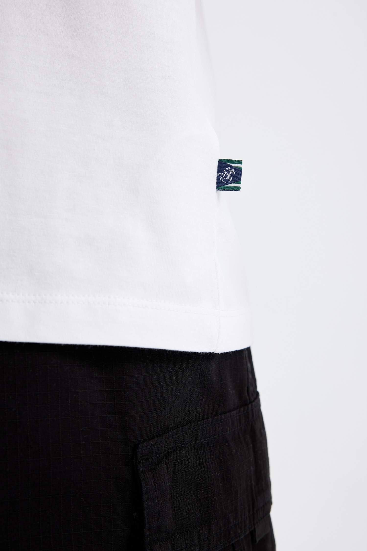 تيشيرت نص كم قصة عادية برقبة مستديرة