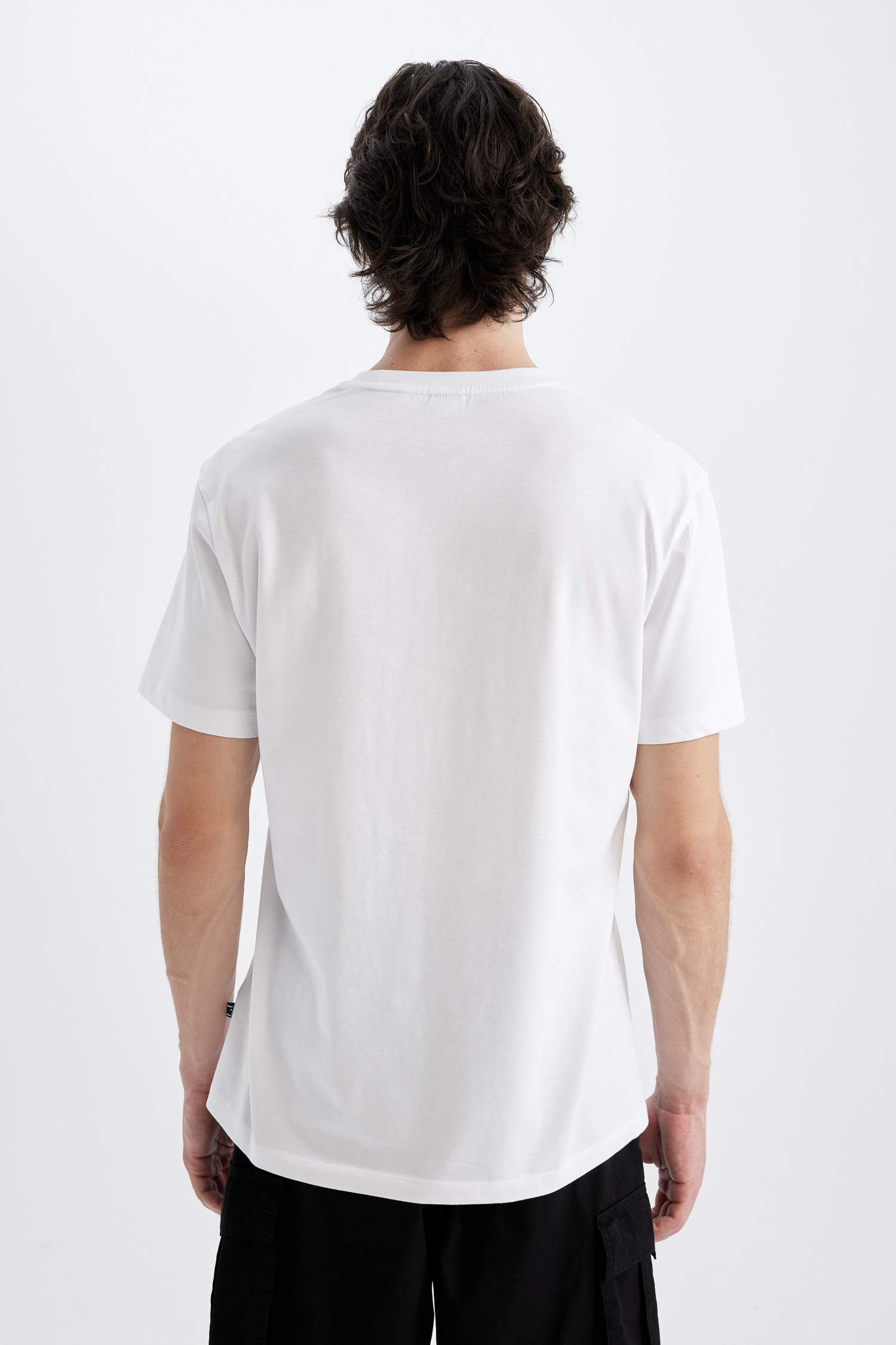 تيشيرت نص كم قصة عادية برقبة مستديرة