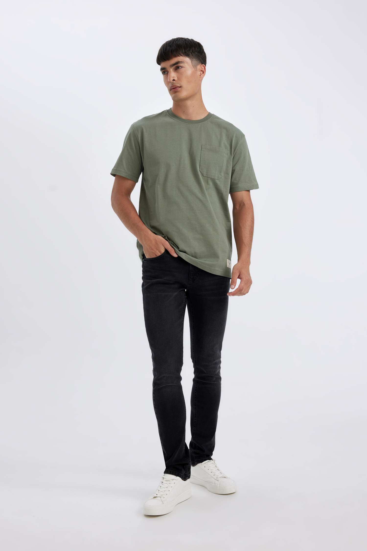 Футболка стандартного кроя с круглым вырезом