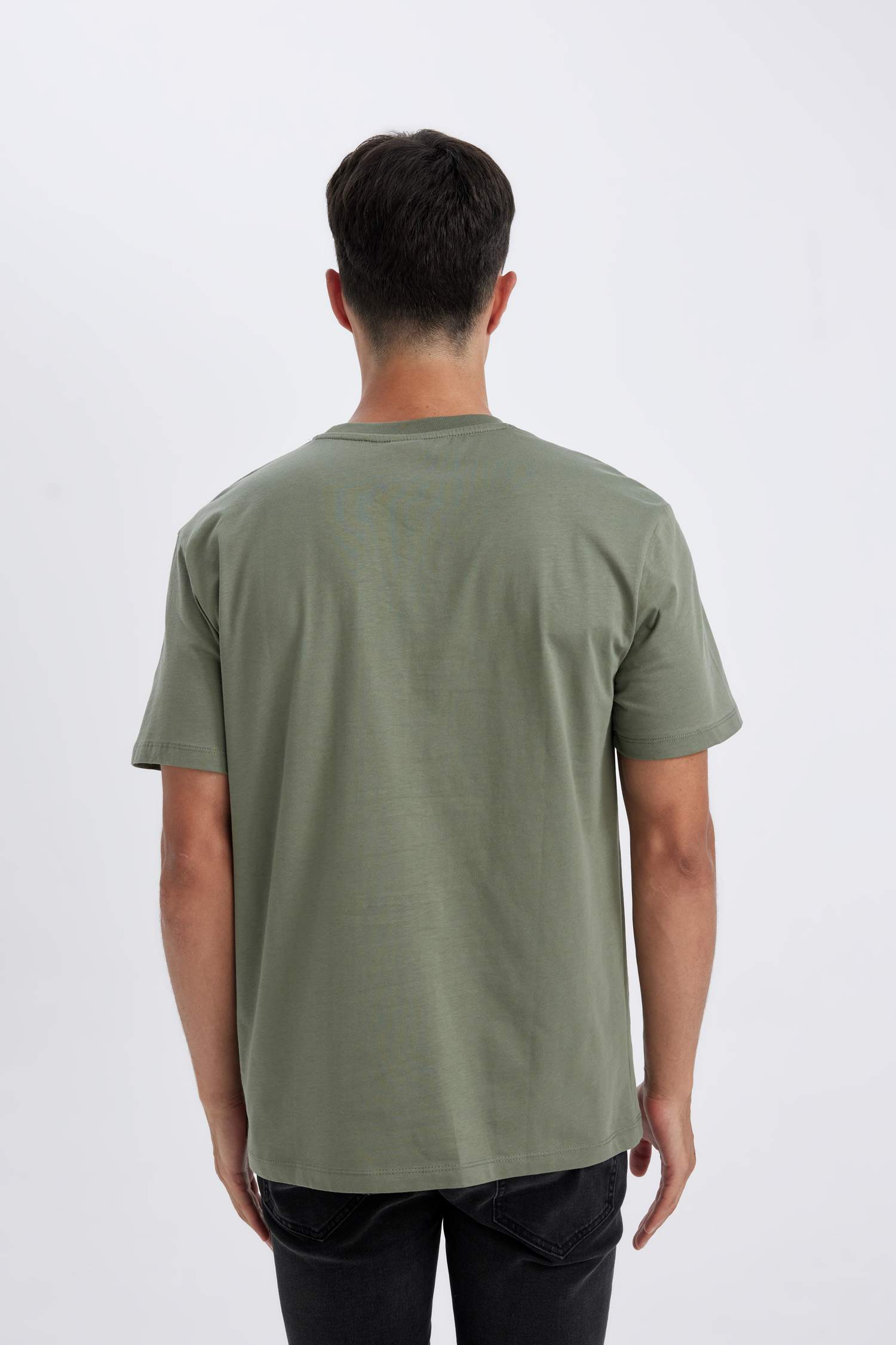 Футболка стандартного кроя с круглым вырезом