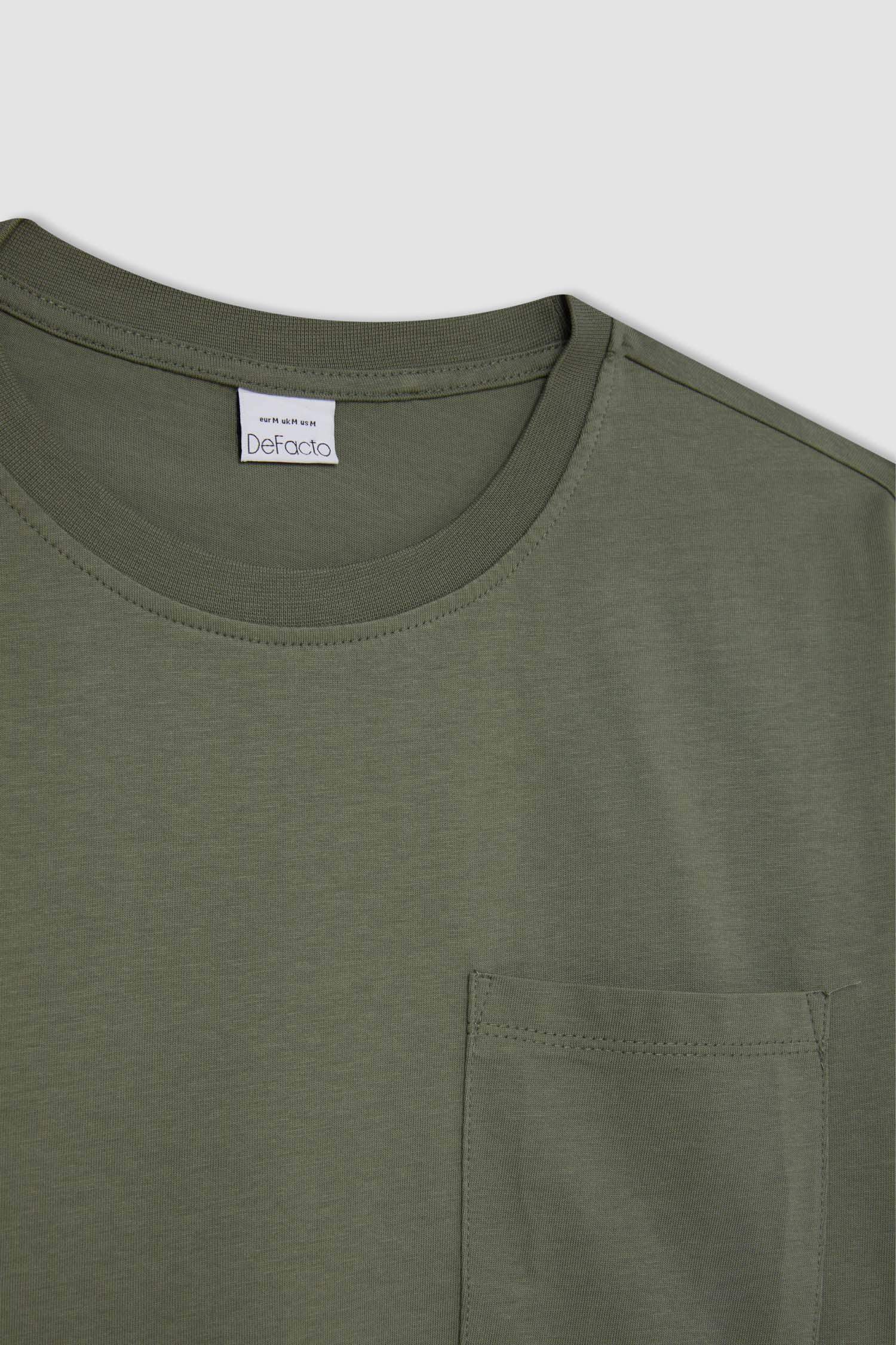 Футболка стандартного кроя с круглым вырезом