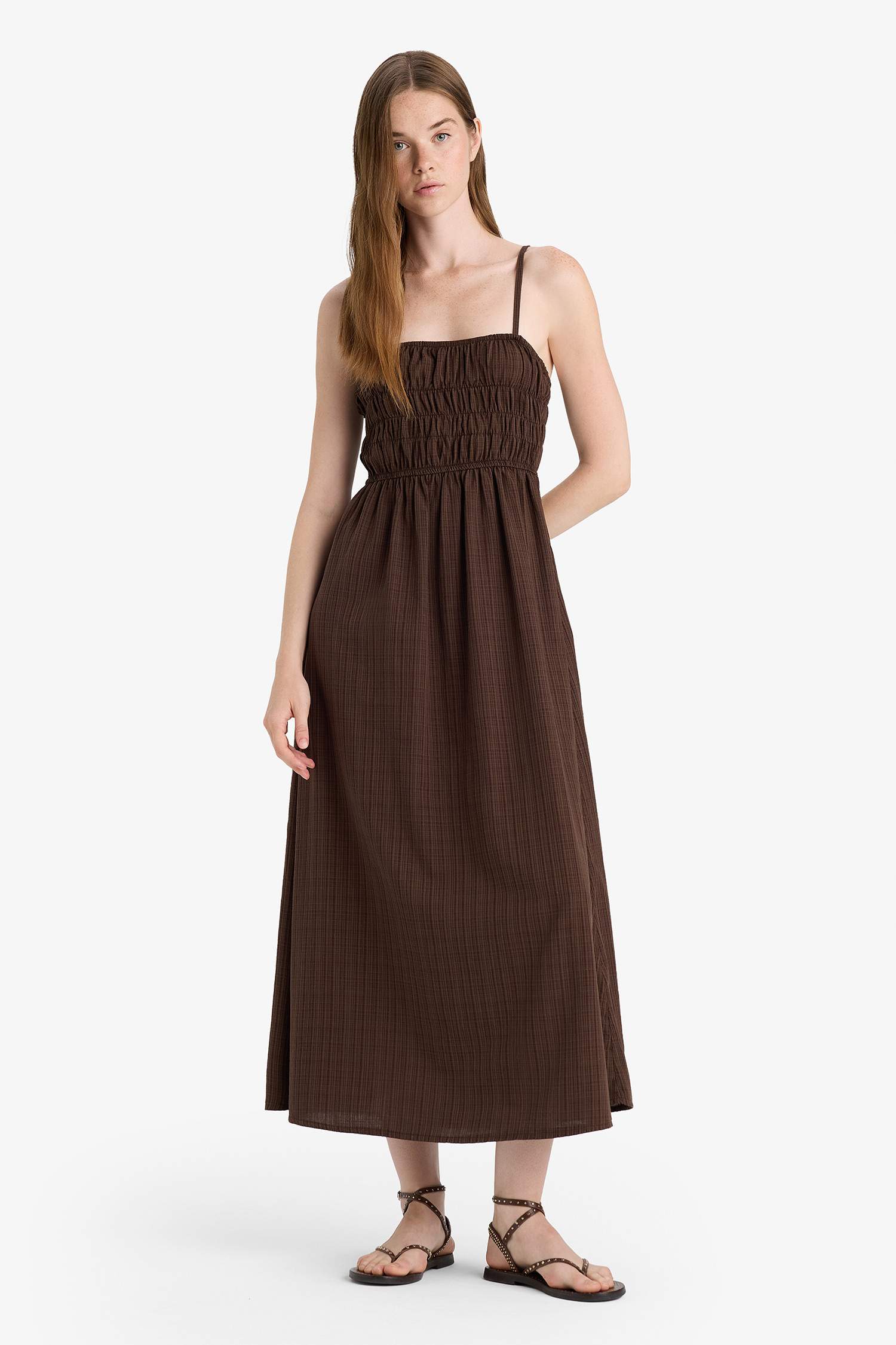 فستان طويل ذو مظهر كتاني بدون حمالات