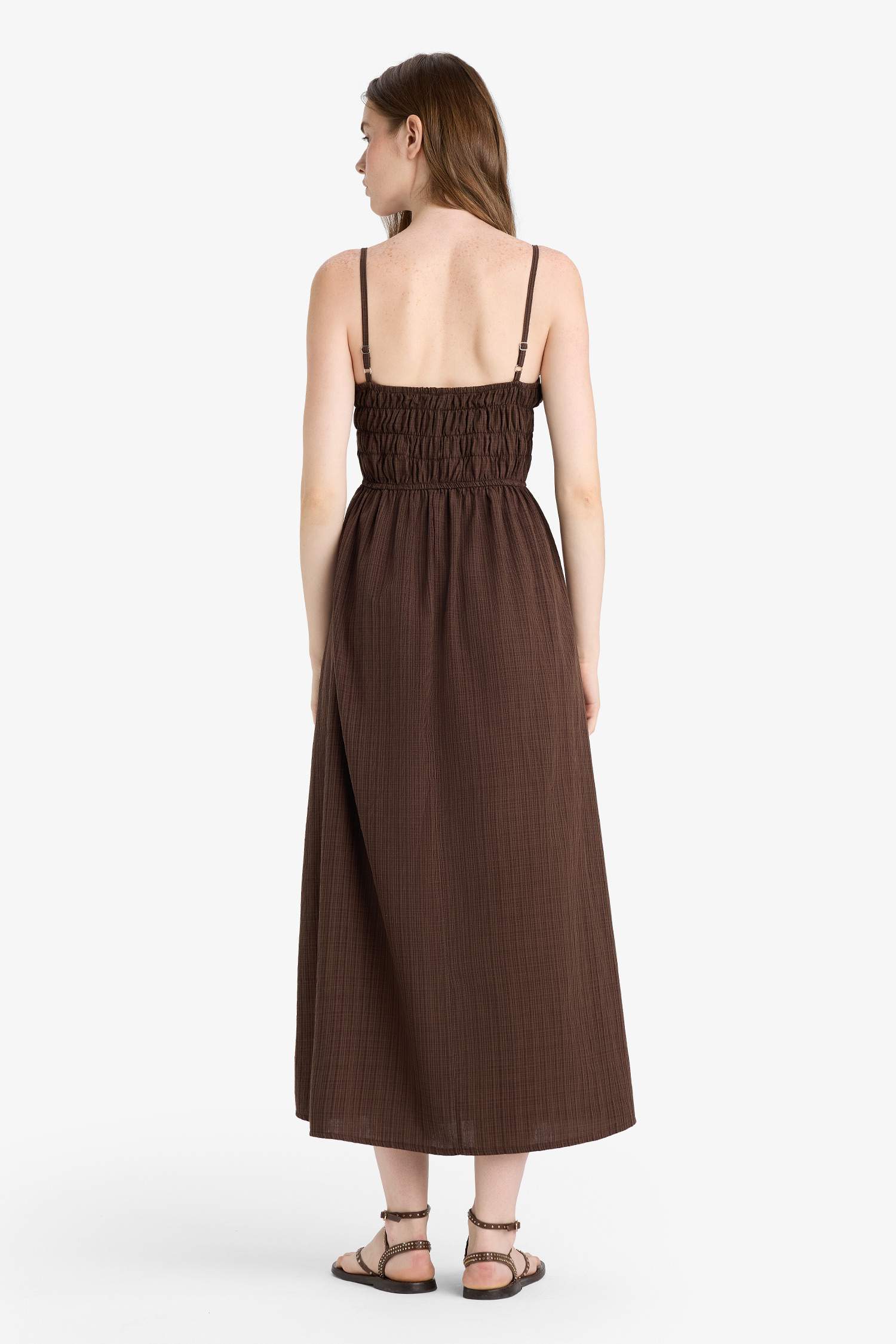 فستان طويل ذو مظهر كتاني بدون حمالات