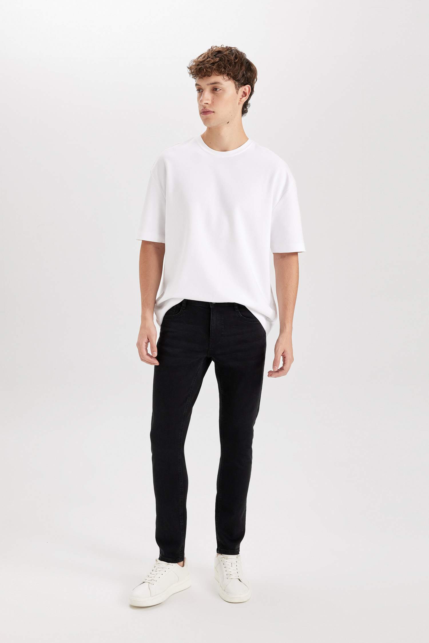 بنطلون جينز كارلو سكيني فيت برجل ضيق وخصر عادي