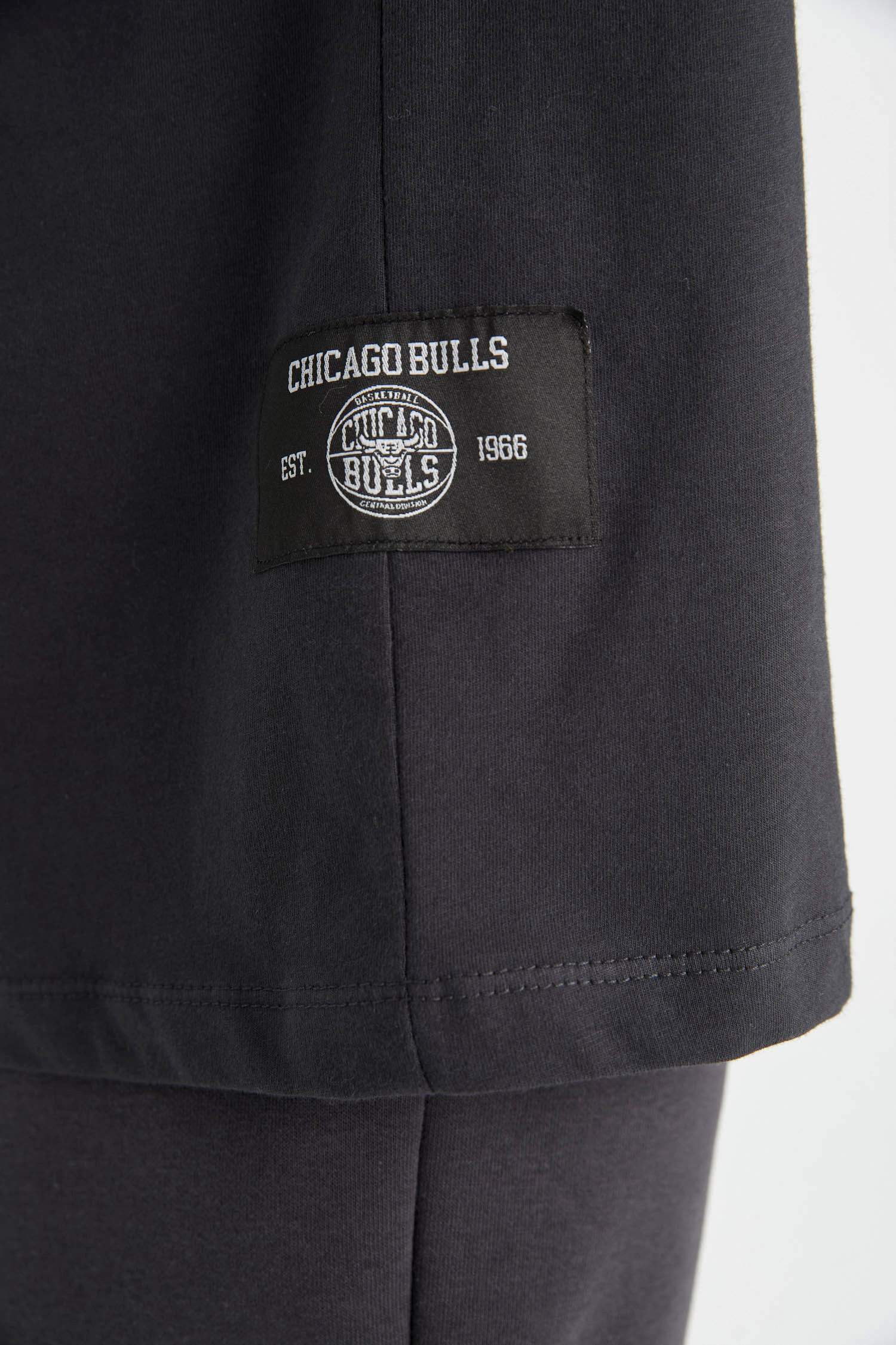 تيشيرت قطن أوفر سايز برقبة مستديرة من شيكاغو بولز