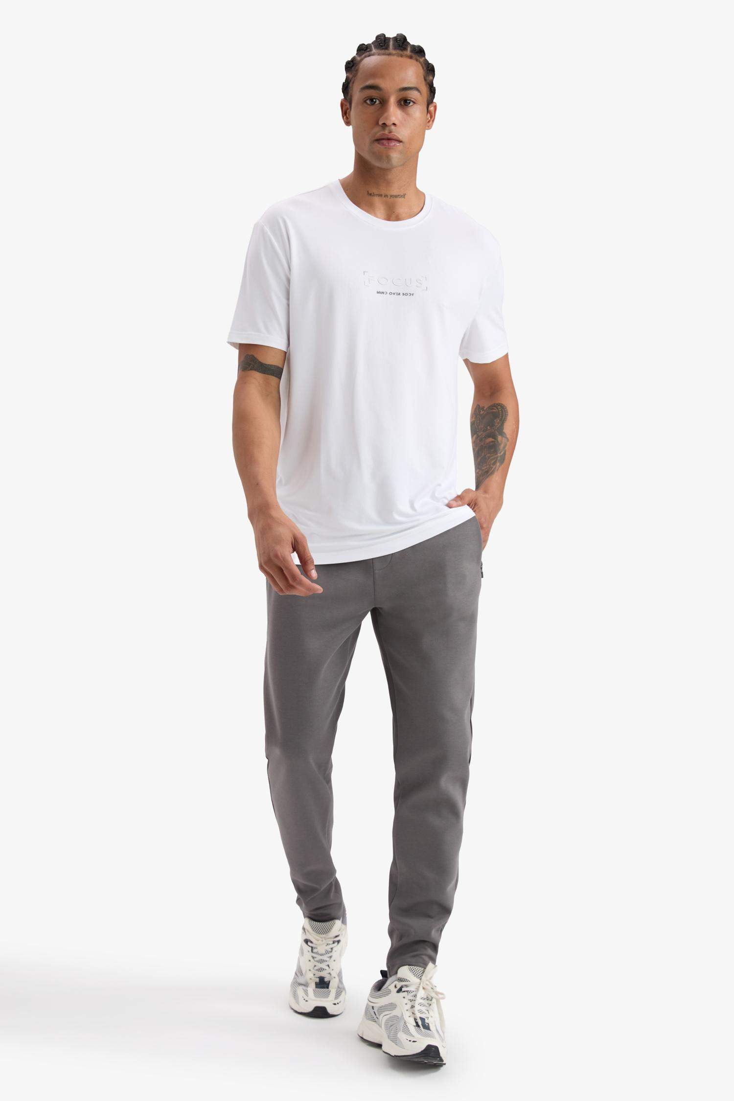 дөңгелек жаға басып шығарылған Футболка