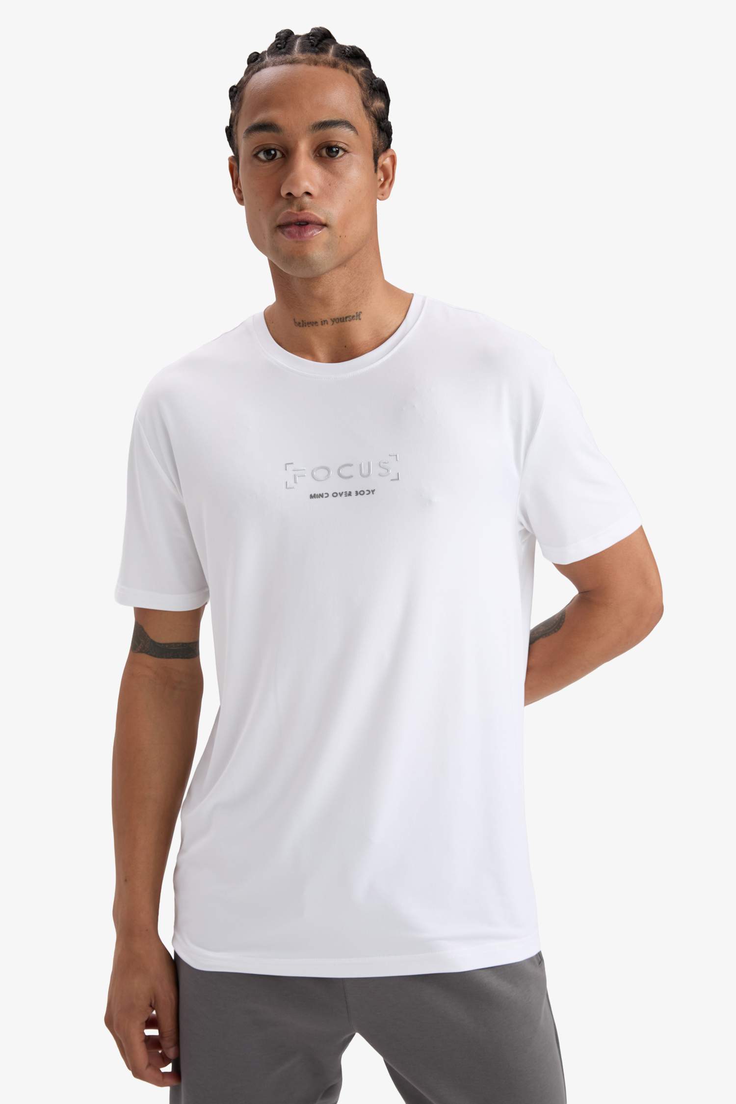 дөңгелек жаға басып шығарылған Футболка