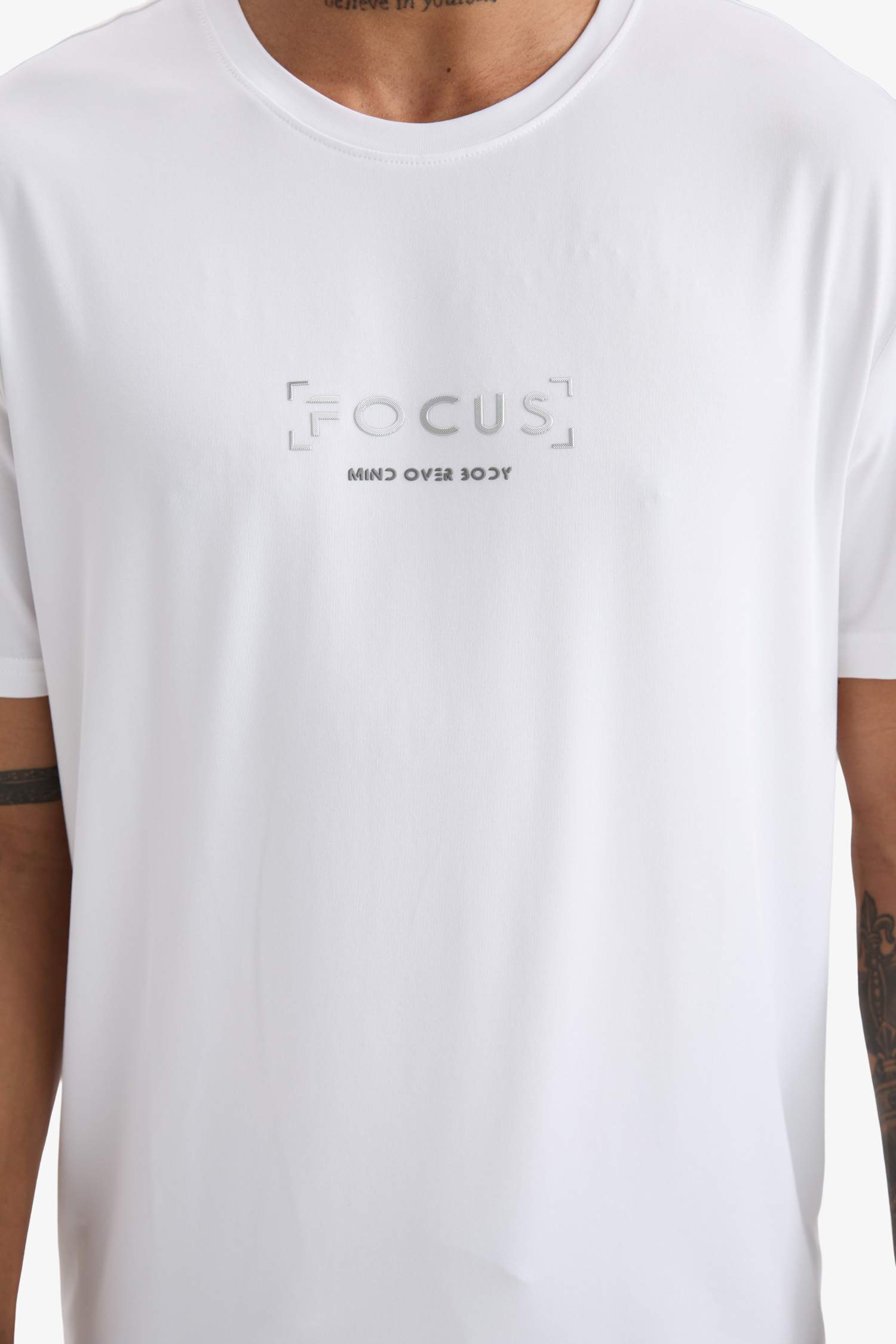 дөңгелек жаға басып шығарылған Футболка