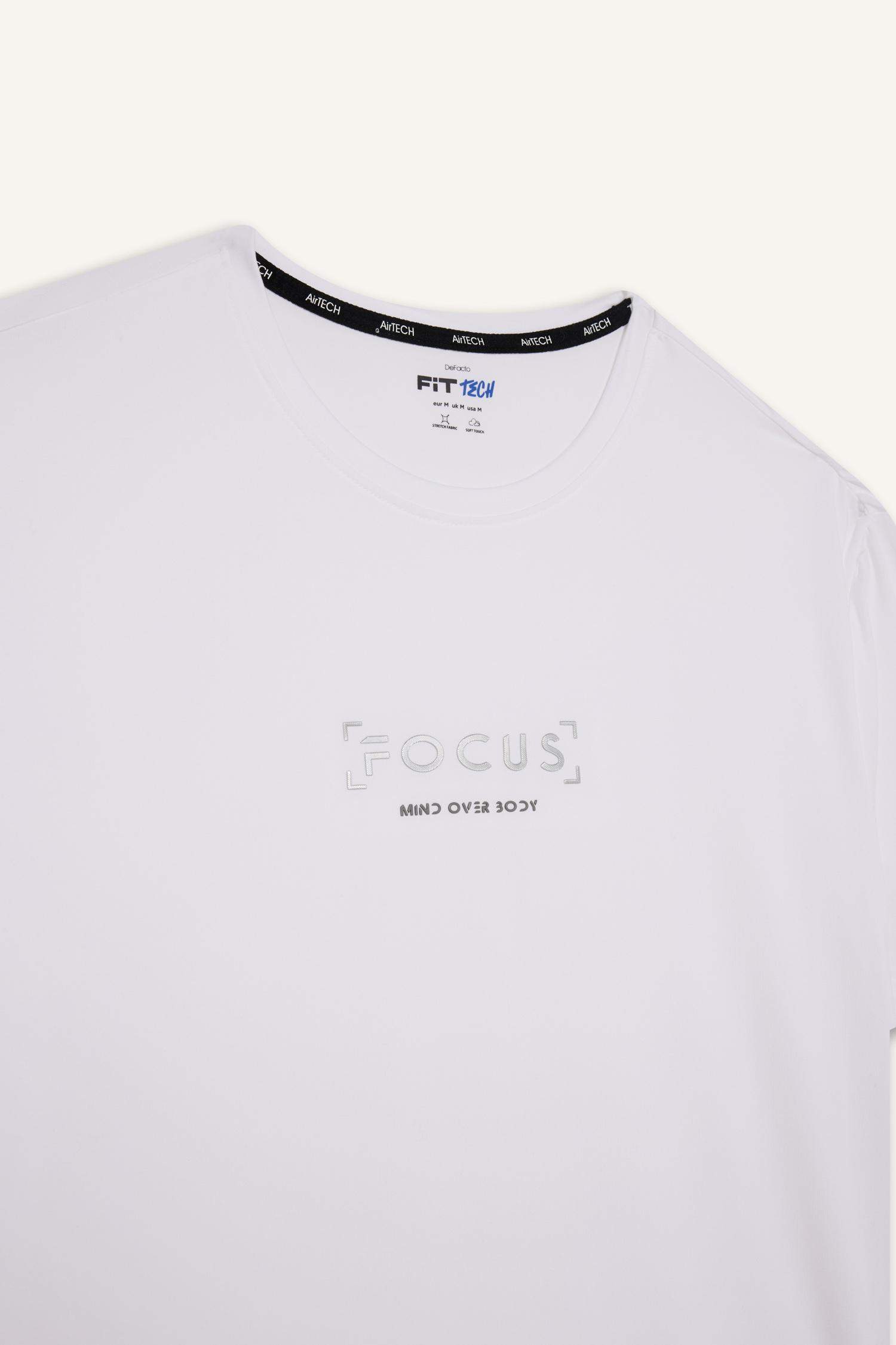 дөңгелек жаға басып шығарылған Футболка