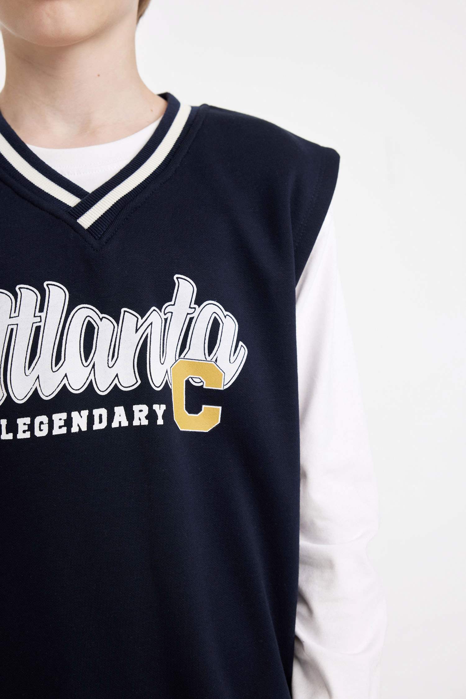 فيست اولادي تقيل بياقة V